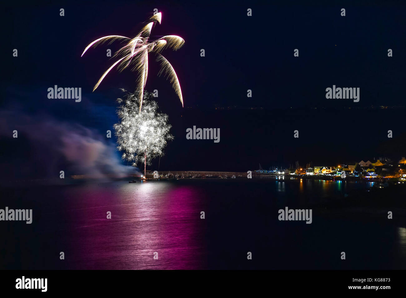 Lyme Regis, Dorset, UK.  4th November 2017.  A spectacular fireworks display at Lyme Regis viewed from Charmouth.  The fireworks are launched at a safe distance from the historic Cobb Harbour.  Photo Credit: Graham Hunt/Alamy Live News Stock Photo