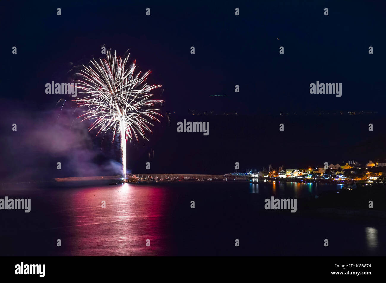 Lyme Regis, Dorset, UK.  4th November 2017.  A spectacular fireworks display at Lyme Regis viewed from Charmouth.  The fireworks are launched at a safe distance from the historic Cobb Harbour.  Photo Credit: Graham Hunt/Alamy Live News Stock Photo