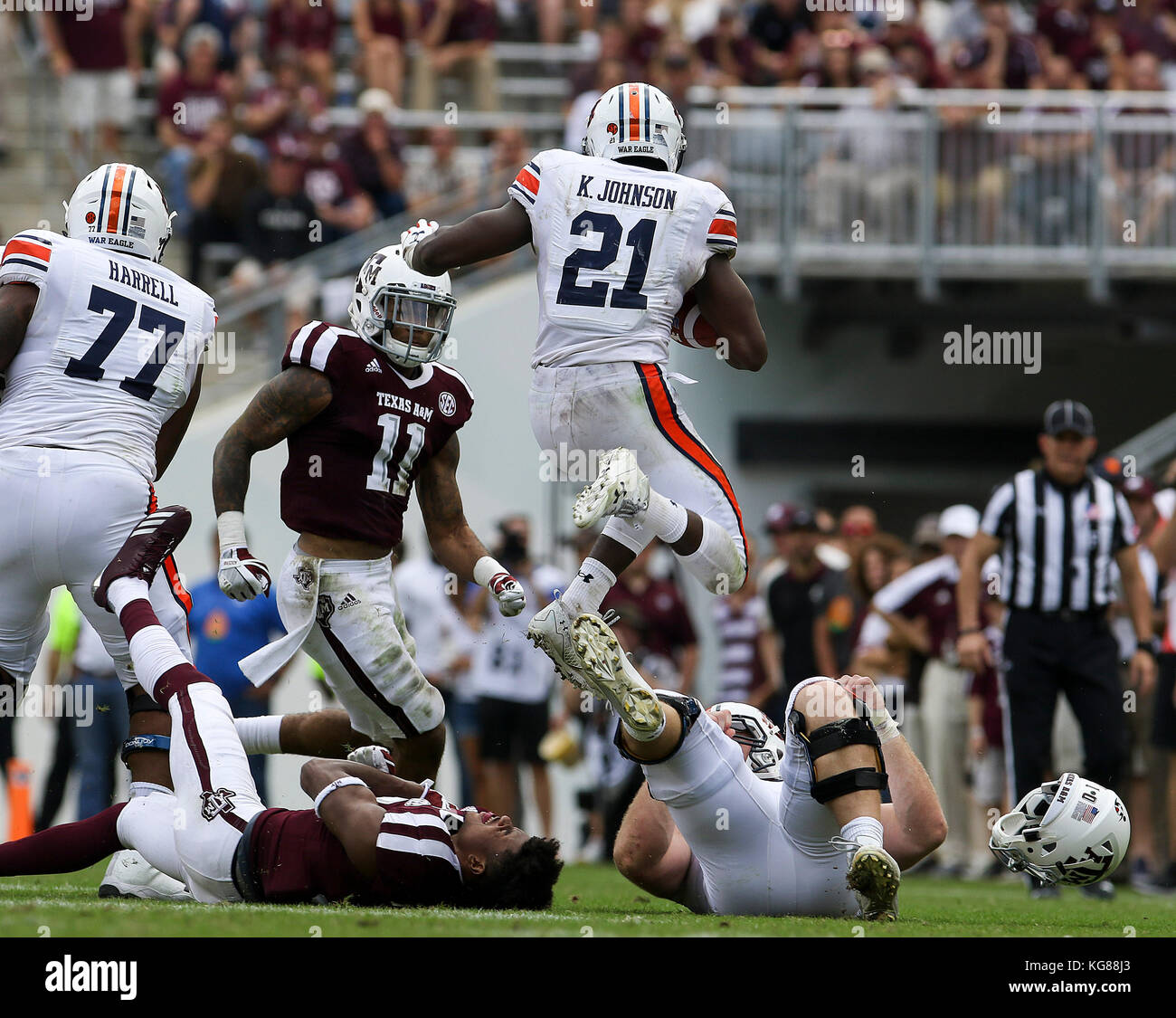 November 4, 2017: Auburn Tigers running back Kerryon Johnson (21) leaps over a defender in the third quarter during the NCAA football game between the Auburn Tigers and the Texas A&M Aggies at Kyle Field in College Station, TX; John Glaser/CSM. Stock Photo