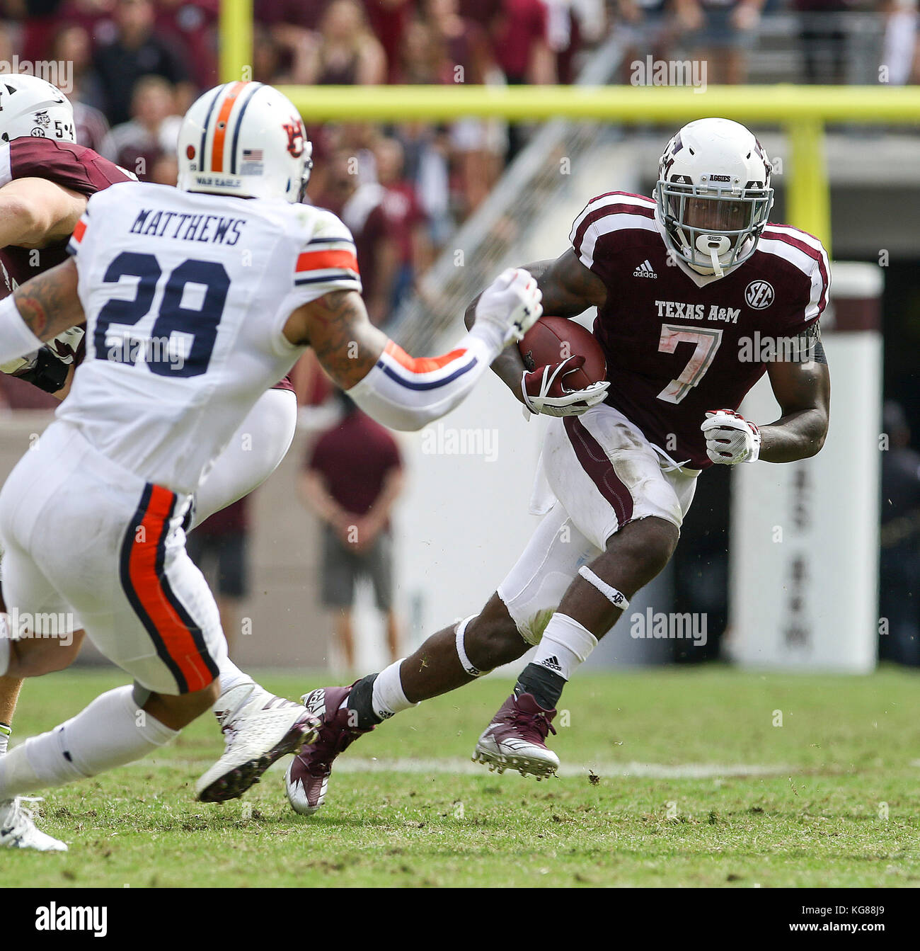 November 4, 2017: Texas A&M Aggies running back Keith Ford (7) rushes for yards in the third quarter during the NCAA football game between the Auburn Tigers and the Texas A&M Aggies at Kyle Field in College Station, TX; John Glaser/CSM. Stock Photo