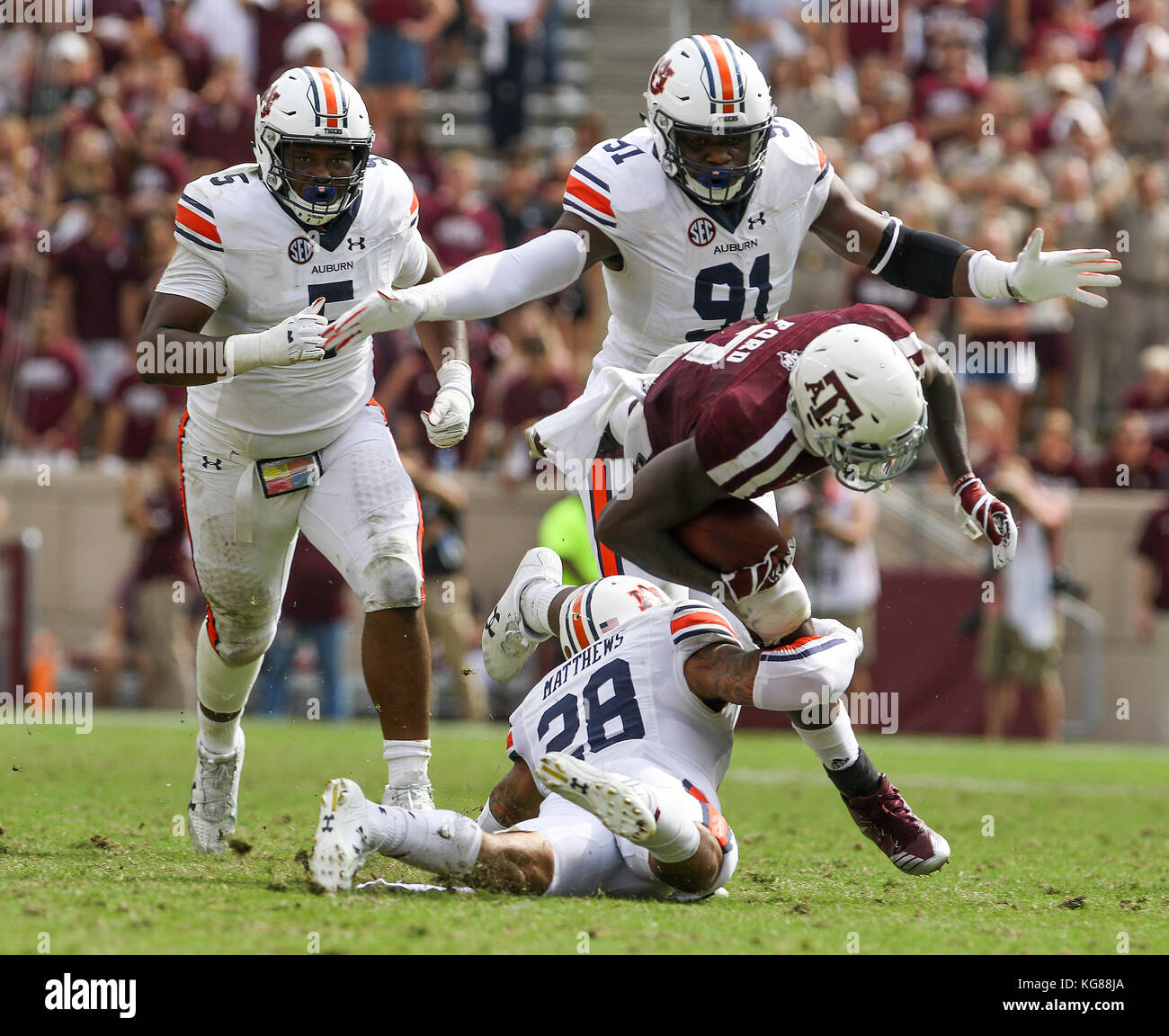 November 4, 2017: Texas A&M Aggies running back Keith Ford (7) is tackled by Auburn Tigers defensive back Tray Matthews (28) and defensive lineman Nick Coe (91) in the third quarter during the NCAA football game between the Auburn Tigers and the Texas A&M Aggies at Kyle Field in College Station, TX; John Glaser/CSM. Stock Photo