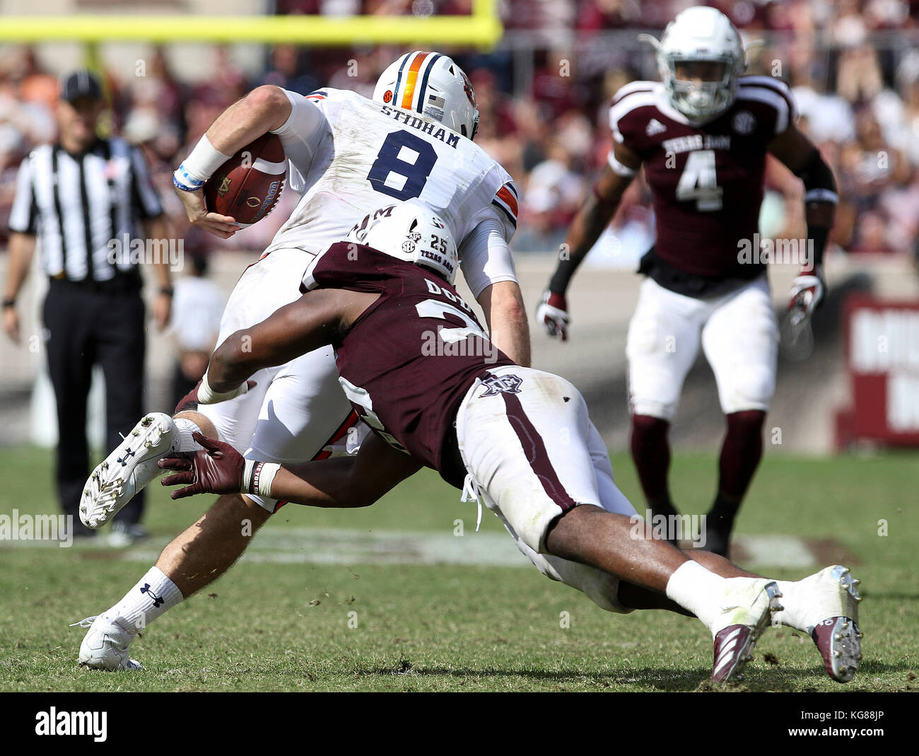 November 4, 2017: Texas A&M Aggies linebacker Tyrel Dodson (25) reaches to tackle Auburn Tigers quarterback Jarrett Stidham (8) in the third quarter during the NCAA football game between the Auburn Tigers and the Texas A&M Aggies at Kyle Field in College Station, TX; John Glaser/CSM. Stock Photo