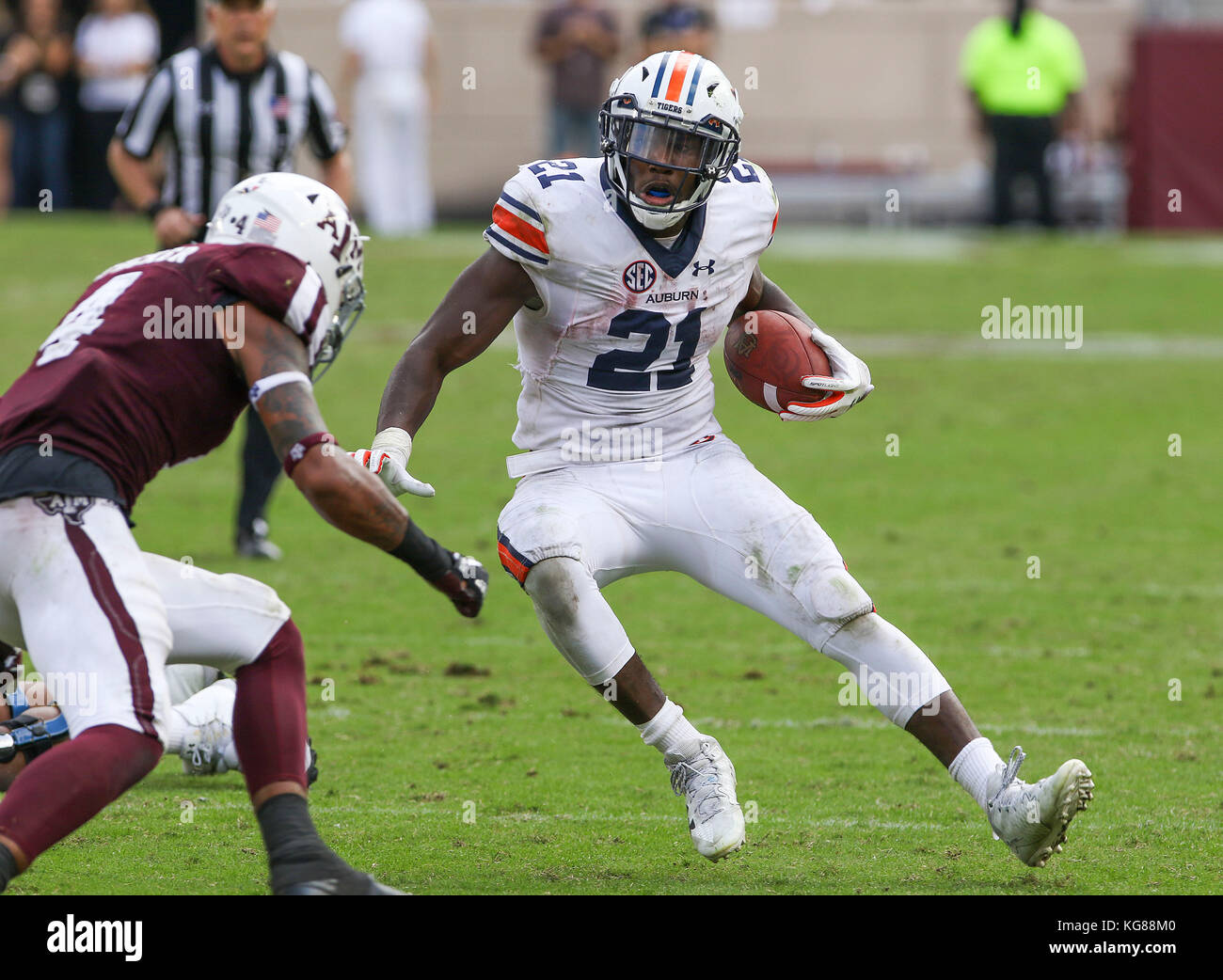 November 4, 2017: Auburn Tigers running back Kerryon Johnson (21) rushes for yards in the fourth quarter during the NCAA football game between the Auburn Tigers and the Texas A&M Aggies at Kyle Field in College Station, TX; John Glaser/CSM. Stock Photo