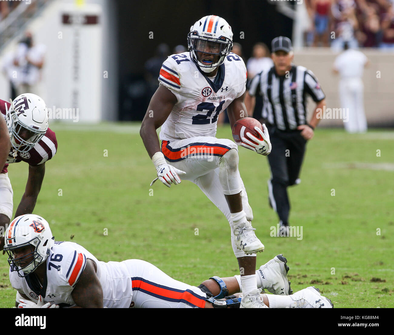 November 4, 2017: Auburn Tigers running back Kerryon Johnson (21) leaps over Auburn Tigers offensive lineman Prince Tega Wanogho (76) in the fourth quarter during the NCAA football game between the Auburn Tigers and the Texas A&M Aggies at Kyle Field in College Station, TX; John Glaser/CSM. Stock Photo