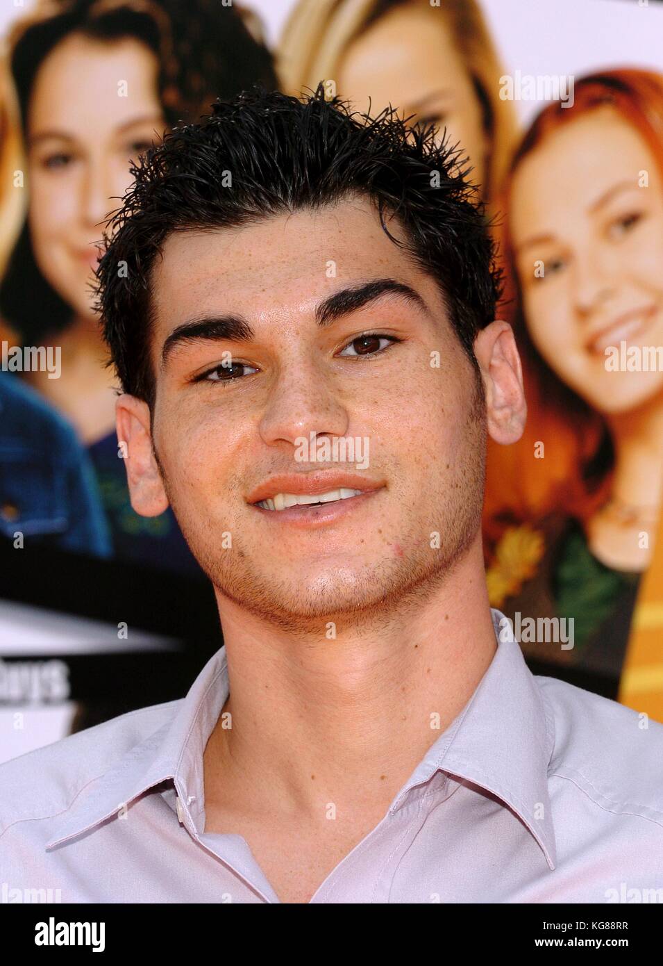 File. 1st Nov, 2017. Actor BRAD BUFANDA, known for playing PCH biker gang member Felix Toombs on UPN's Veronica Mars, died early Wednesday. He was 34. Bufanda died of blunt-trauma injuries suffered after jumping from a building and his death has been ruled a suicide, according to Assistant Chief Ed Winter of the Los Angeles County coroner's office. Bufanda left a note behind, Winter said. Pictured: June 27, 2004 - Hollywood, California, Usa - Brad Bufanda Sleepover Premeire At The Arclight Cinerama.Dome Hollywood. Credit: Globe Photos/ZUMAPRESS.com/Alamy Live News Stock Photo