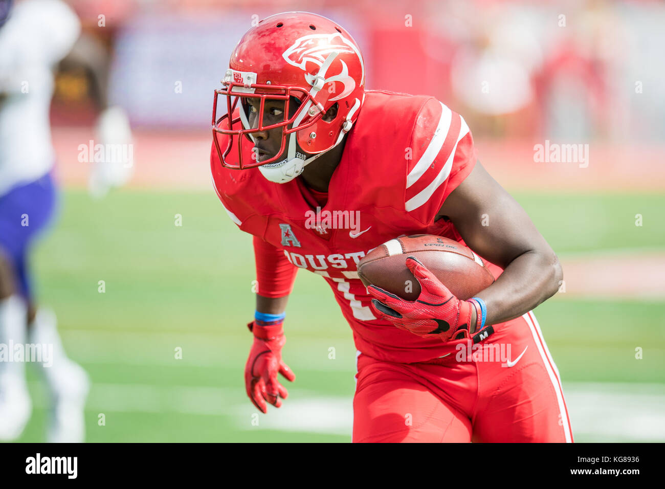 Houston, TX, USA. 4th Nov, 2017. Houston Cougars wide receiver Linell Bonner (15) runs for a touchdown after making a catch during the 3rd quarter of an NCAA football game between the East Carolina Pirates and the University of Houston Cougars at TDECU Stadium in Houston, TX. Houston won the game 52 to 27.Trask Smith/CSM/Alamy Live News Stock Photo