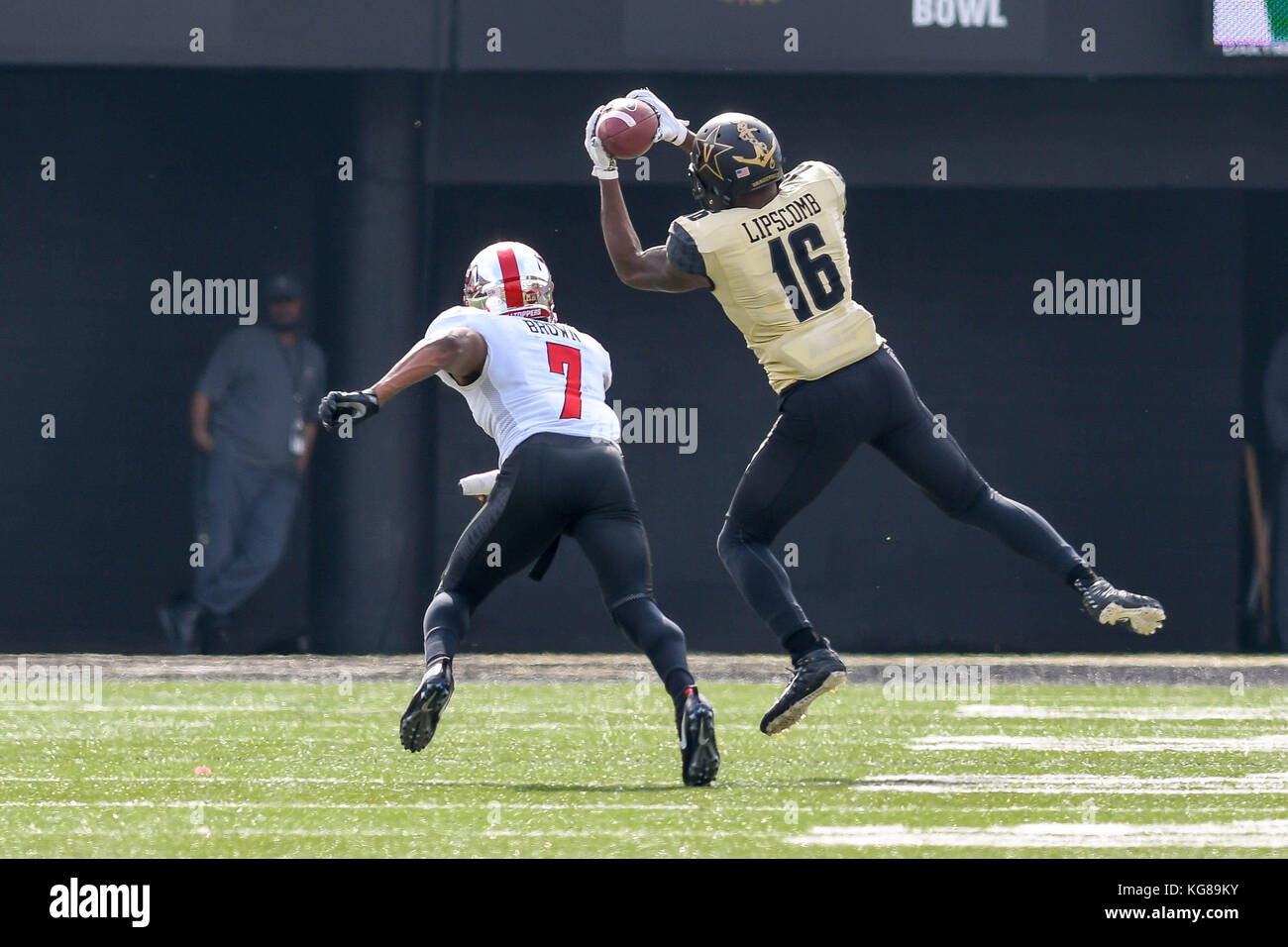 November 4, 2017: Vanderbilt Commodores wide receiver Kalija Lipscomb (16) makes a leaping catch during the game between the Western Kentucky Hilltoppers and the Vanderbilt Commodores at Vanderbilt Stadium in Nashville. TN. Thomas McEwen/CSM Stock Photo