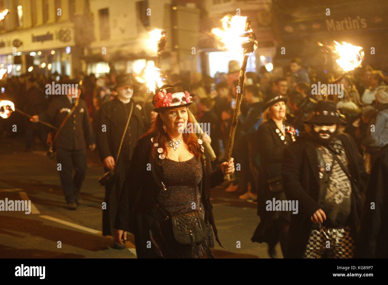 Battle, UK. 4th Nov 2017. Crowds line the streets to enjoy the annual bonfire night procession in Battle, East Sussex, UK Credit: Ed Brown/Alamy Live News Stock Photo