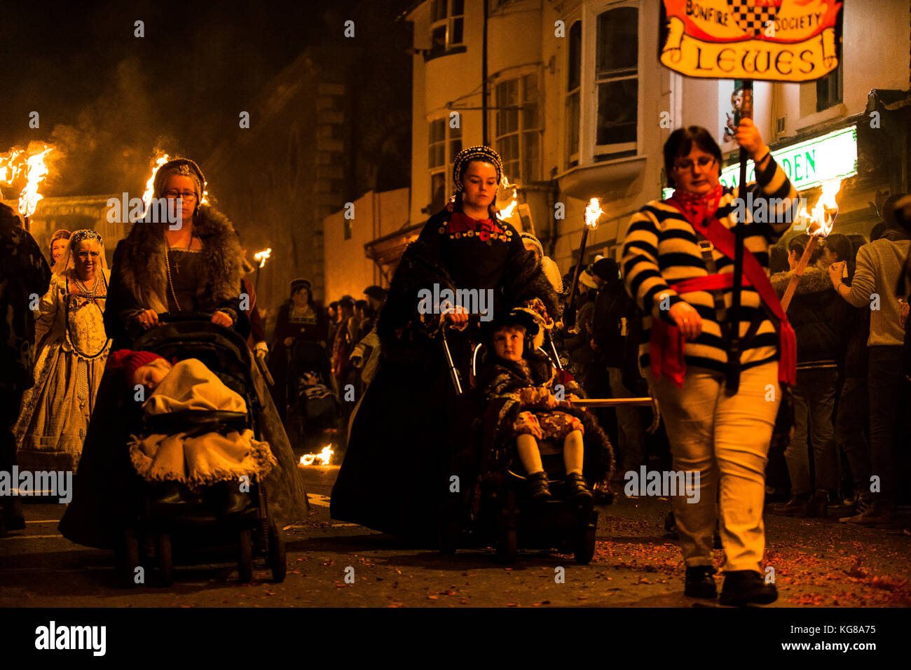 Guy fawkes effigy on fire lewes hi-res stock photography and images - Alamy