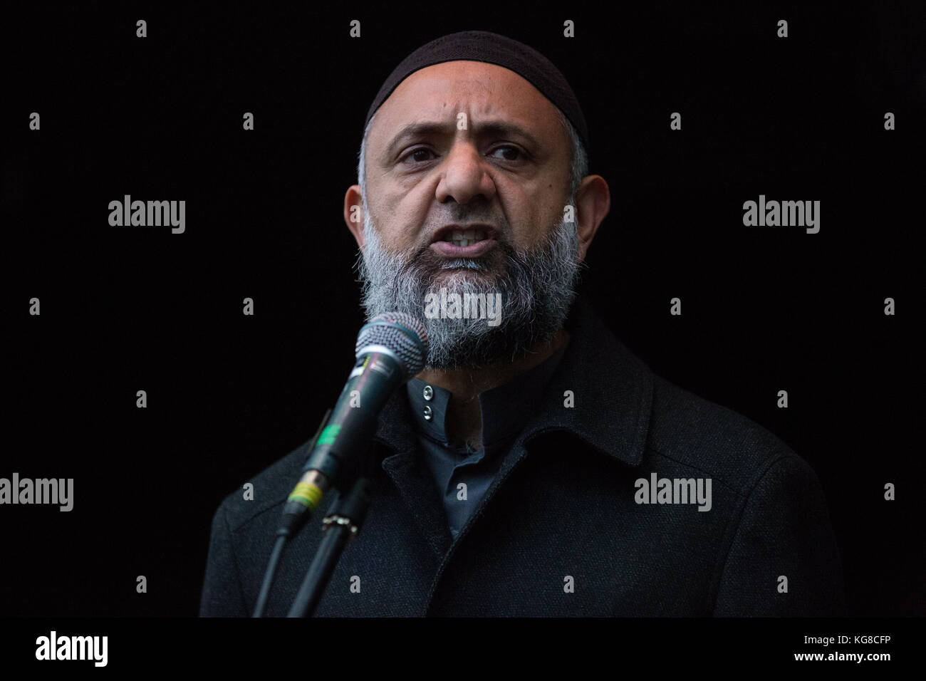 London, UK. 4th November, 2017. Ismail Patel, Chair of Friends of al-Aqsa, addresses campaigners for Palestine who marched through London to demand justice and equal rights for Palestinians two days after the 100th anniversary of the Balfour Declaration on 2nd November 1917. Credit: Mark Kerrison/Alamy Live News Stock Photo