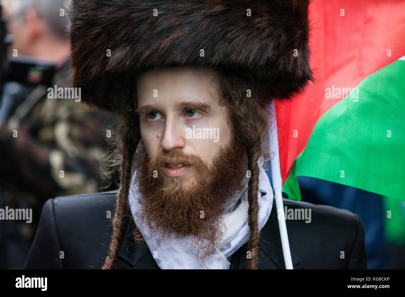 London, UK. 4th November, 2017. A member of Orthodox Jewish group Neturei Karta marches with other campaigners for Palestine through London to demand justice and equal rights for Palestinians two days after the 100th anniversary of the Balfour Declaration on 2nd November 1917. The march and rally were organised by Palestine Solidarity Campaign, Stop The War Coalition, Palestinian Forum in Britain, Friends of Al Aqsa and the Muslim Association of Britain. Credit: Mark Kerrison/Alamy Live News Stock Photo