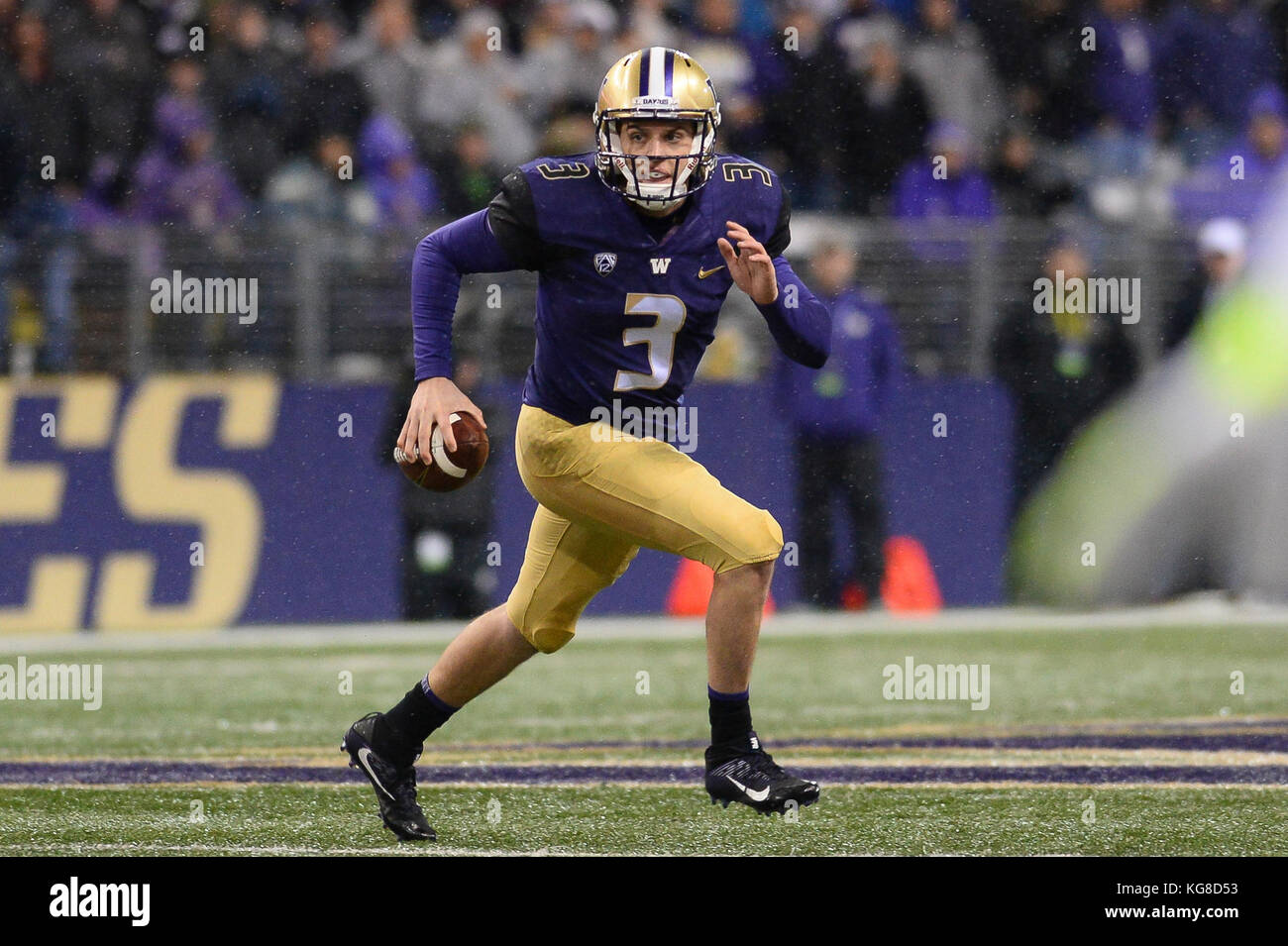 Seattle, WA, USA. 4th Nov, 2017. UW quarterback Jake Browning (3) scambles out of the pocket in a PAC12 football game between the Oregon Ducks and the Washington Huskies. The game was played at Husky Stadium on the University of Washington campus in Seattle, WA. Jeff Halstead/CSM/Alamy Live News Stock Photo