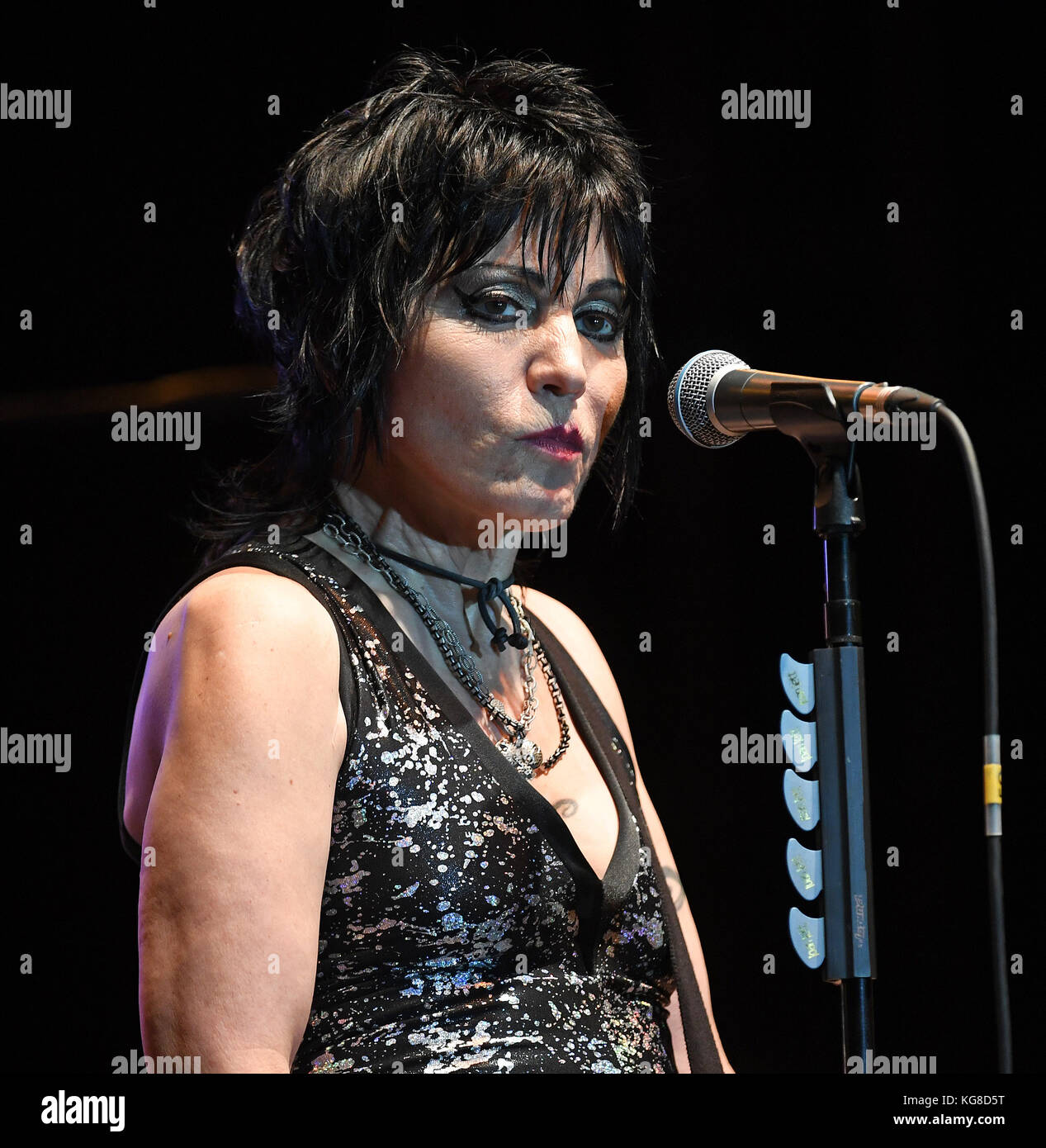 Pembroke Pines, Florida, USA. 04th Nov, 2017. Joan Jett of the band Joan Jett & the Blackhearts at the Rockfest 80's concert day 1 on November 4, 2017 at CB Smith Park in Penbroke Pines, Florida. People: Joan Jett Transmission Ref: FLXX Credit: Hoo Me.Com/Media Punch/Alamy Live News Stock Photo