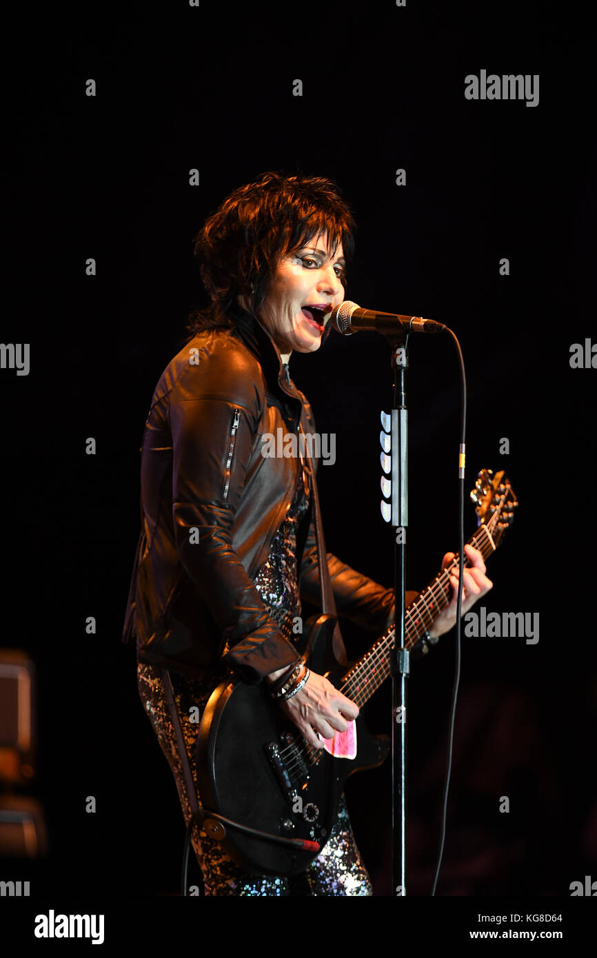 Pembroke Pines, Florida, USA. 04th Nov, 2017. Joan Jett of the band Joan Jett & the Blackhearts at the Rockfest 80's concert day 1 on November 4, 2017 at CB Smith Park in Penbroke Pines, Florida. People: Joan Jett Transmission Ref: FLXX Credit: Hoo Me.Com/Media Punch/Alamy Live News Stock Photo