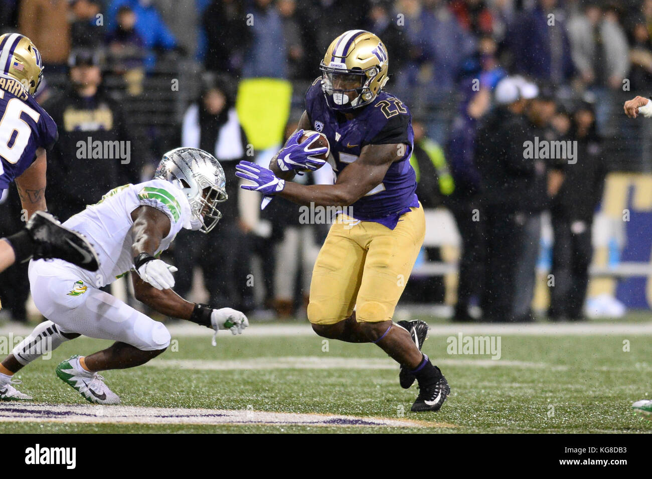 Seattle, WA, USA. 4th Nov, 2017. UW tailback Lavon Coleman (22) runs up the middle in a PAC12 football game between the Oregon Ducks and the Washington Huskies. The game was played at Husky Stadium on the University of Washington campus in Seattle, WA. Jeff Halstead/CSM/Alamy Live News Stock Photo