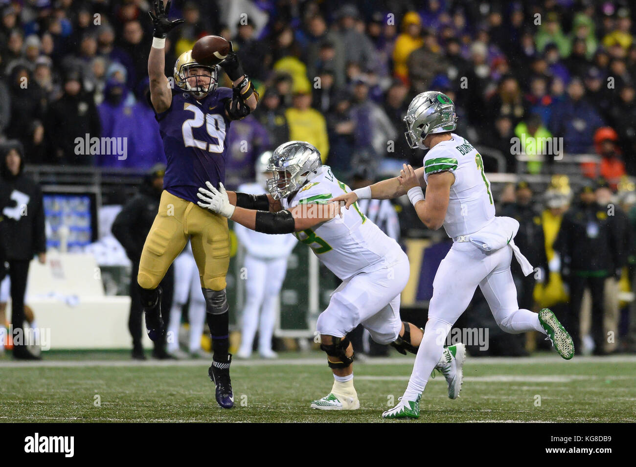 Seattle, WA, USA. 4th Nov, 2017. UW linebacker Connor O'Brien (29) tries to block a Braxton Burmeister (11) pass in a PAC12 football game between the Oregon Ducks and the Washington Huskies. The game was played at Husky Stadium on the University of Washington campus in Seattle, WA. Jeff Halstead/CSM/Alamy Live News Stock Photo