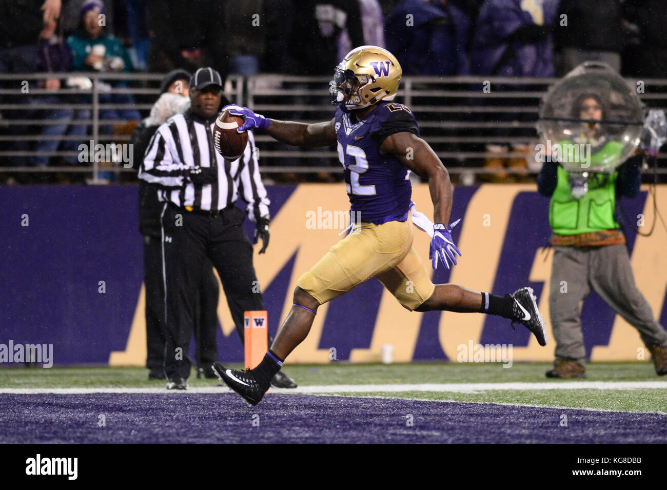 Seattle, WA, USA. 4th Nov, 2017. UW tailback Lavon Coleman (22) scores on a 31 yard pass play from Jake Browning (3) in a PAC12 football game between the Oregon Ducks and the Washington Huskies. The game was played at Husky Stadium on the University of Washington campus in Seattle, WA. Jeff Halstead/CSM/Alamy Live News Stock Photo