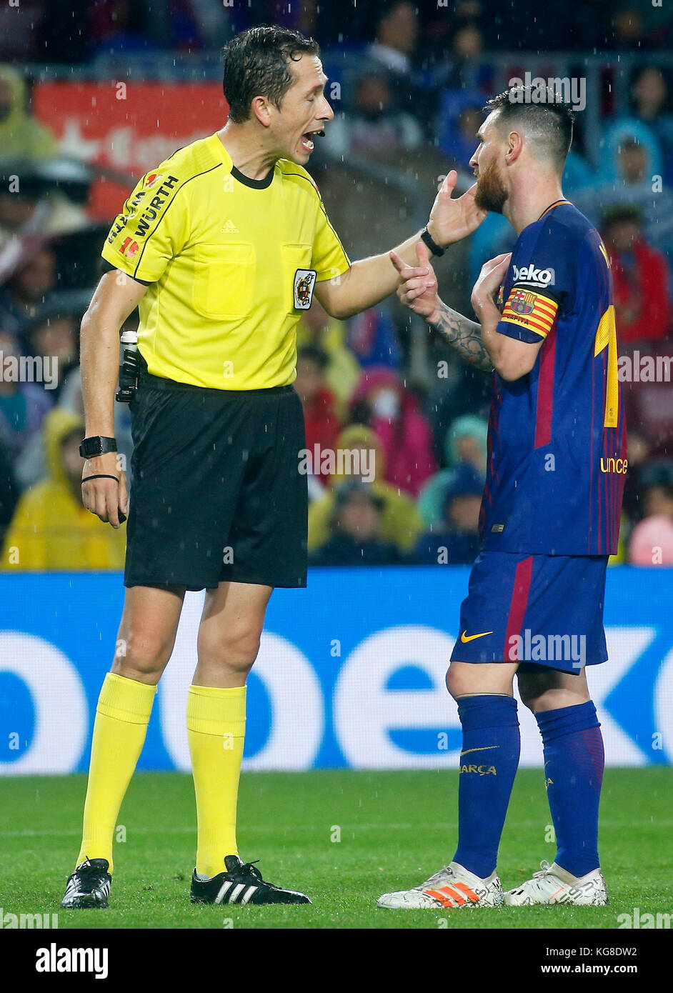 Spain 4th November 2017 Leo Messi And The Referee Jose Luis Stock Photo Alamy