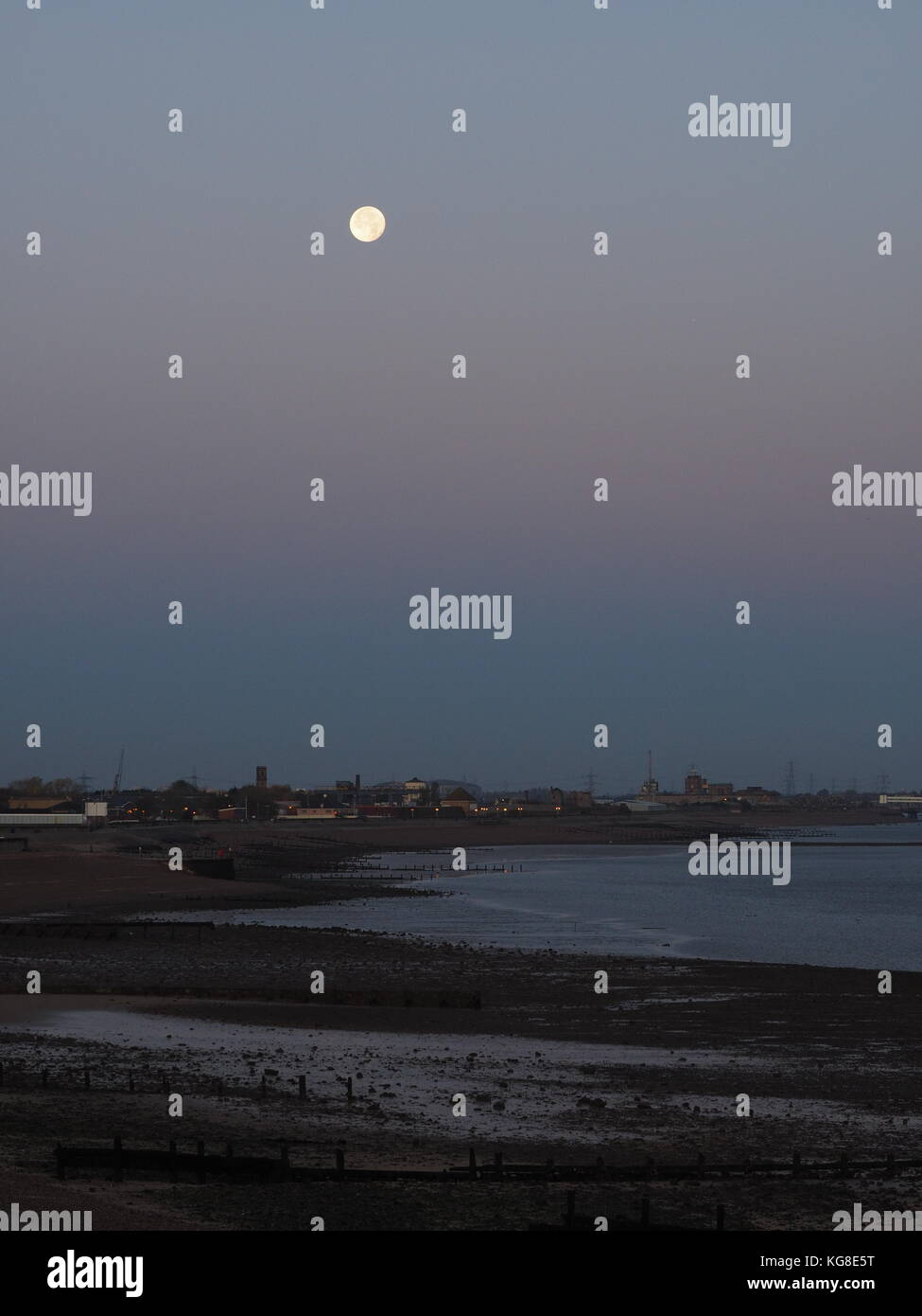Sheerness, Kent, UK. 5th Nov, 2017. UK Weather: the full Beaver's / Hunter's moon setting over Sheerness this morning. Credit: James Bell/Alamy Live News Stock Photo