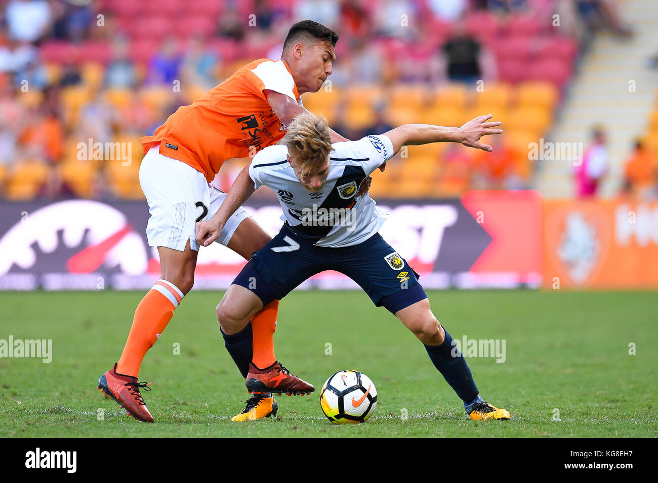 Brisbane, QUEENSLAND, AUSTRALIA. 5th Nov, 2017. Andrew Hoole of the Mariners (#7, right) and Dane Ingham of the Roar (#2) compete for the ball during the round five Hyundai A-League match between the Brisbane Roar and the Central Coast Mariners at Suncorp Stadium on November 5, 2017 in Brisbane, Australia. Credit: Albert Perez/ZUMA Wire/Alamy Live News Stock Photo
