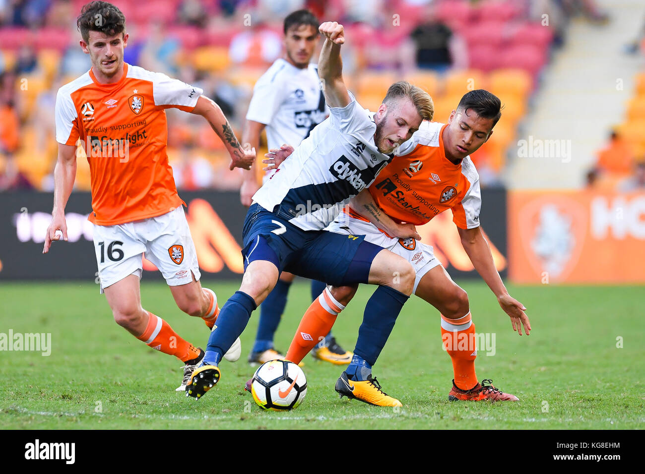 Brisbane, QUEENSLAND, AUSTRALIA. 5th Nov, 2017. Andrew Hoole of the Mariners (#7, left) and Dane Ingham of the Roar (#2) compete for the ball during the round five Hyundai A-League match between the Brisbane Roar and the Central Coast Mariners at Suncorp Stadium on November 5, 2017 in Brisbane, Australia. Credit: Albert Perez/ZUMA Wire/Alamy Live News Stock Photo