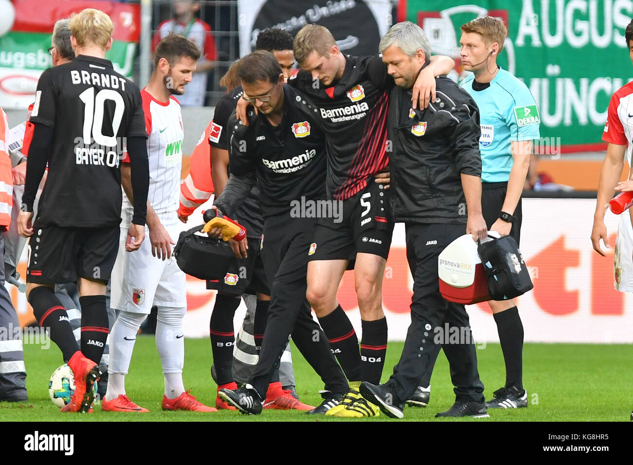 Sven Bender Bayer Leverkusen Wird Verletzt Vom Platz Gefuehrt Stock Photo Alamy Sven Bender Bayer Leverkusen Wird Verletzt Vom Platz Gefuehrt Stock Photo Alamy