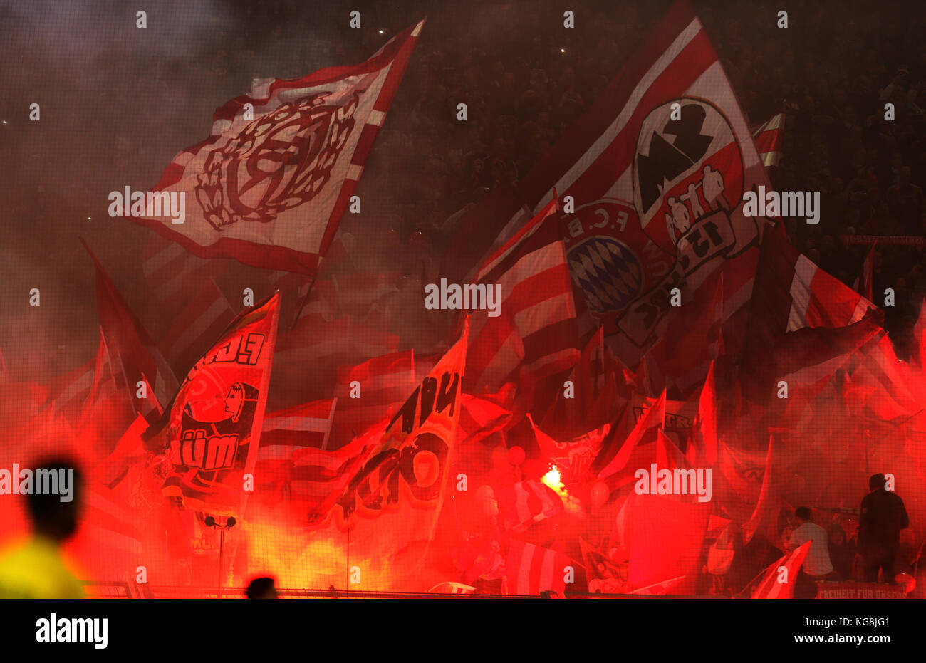 Dortmund, Germany. 04th Nov, 2017. Munich's fans light flares during