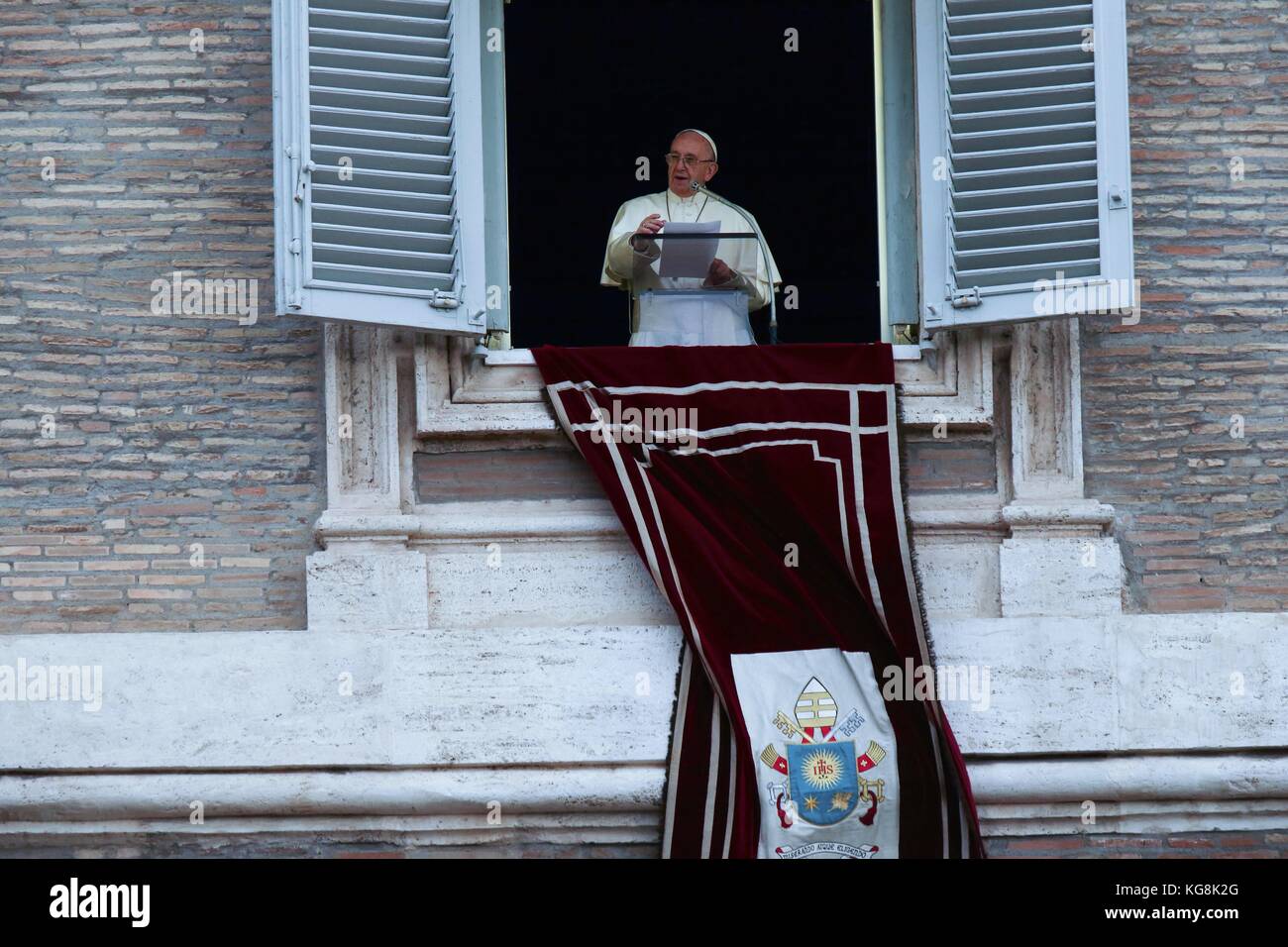 Rome, Italy. 5th Nov, 2017. POPE FRANCIS delivers Angelus prayer from ...