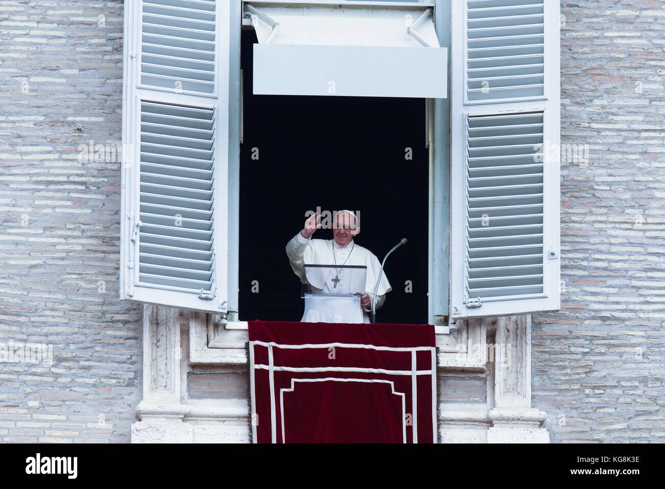 Rome, Italy. 5th Nov, 2017. POPE FRANCIS delivers Angelus prayer from ...