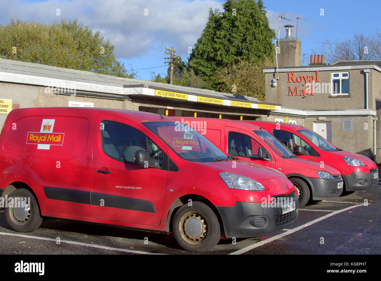 post office royal mail delivery vans and depot anniesland delivery office glasgow logo red cars parked up like strike conditions Stock Photo