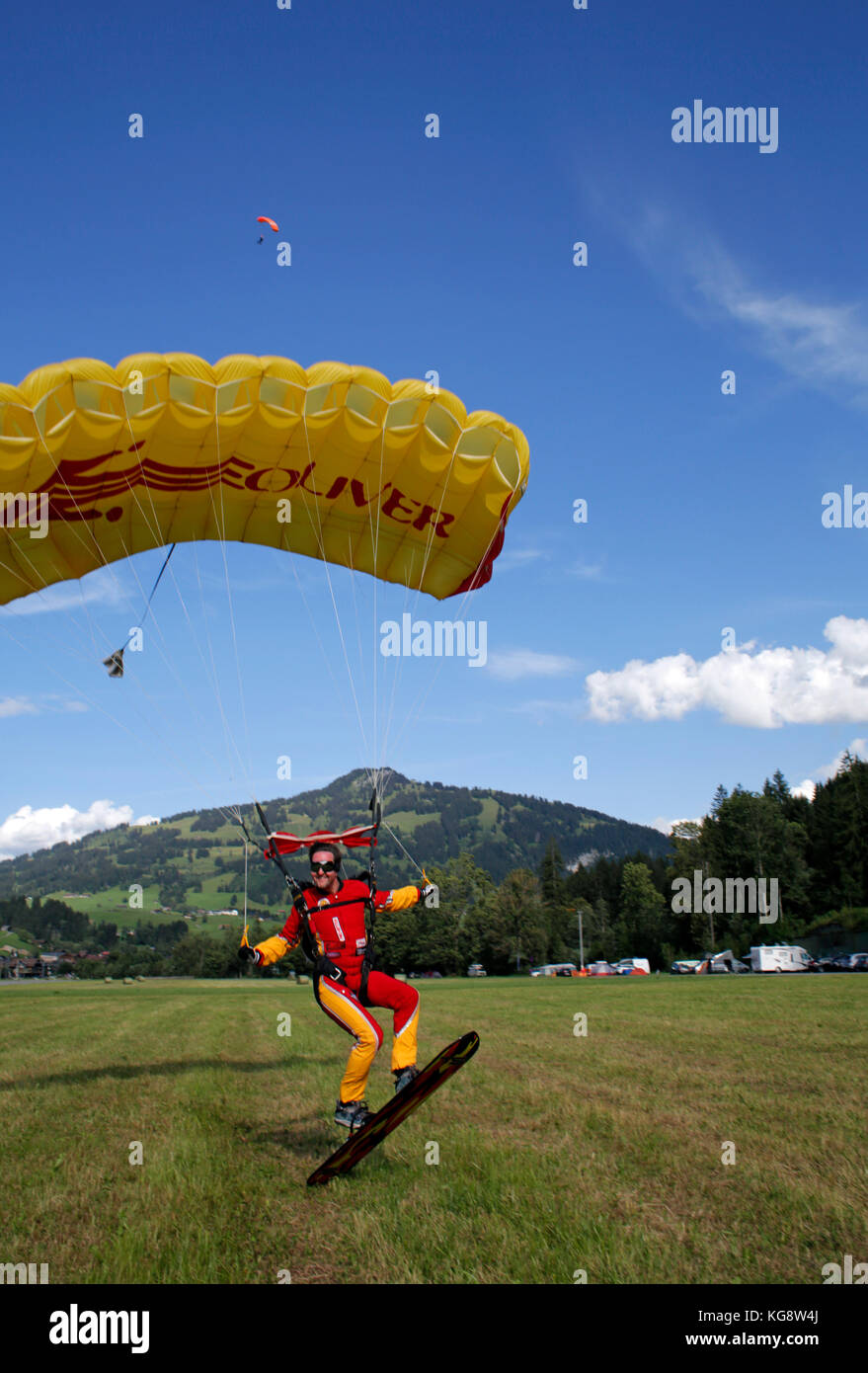 Parachute landing fall hires stock photography and images Alamy