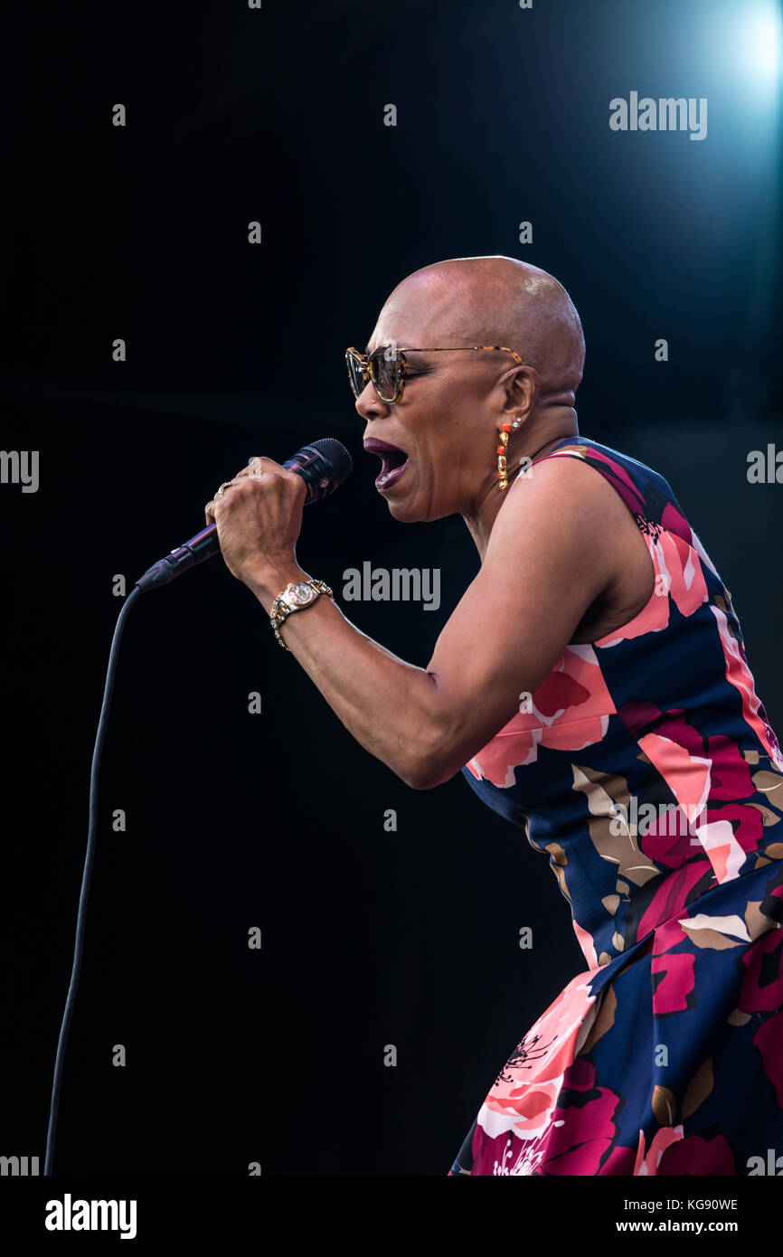 DEE DEE BRIDGEWATER sings with her new band MEMPHIS MONTEREY JAZZ FESTIVAL, CALIFORNIA Stock