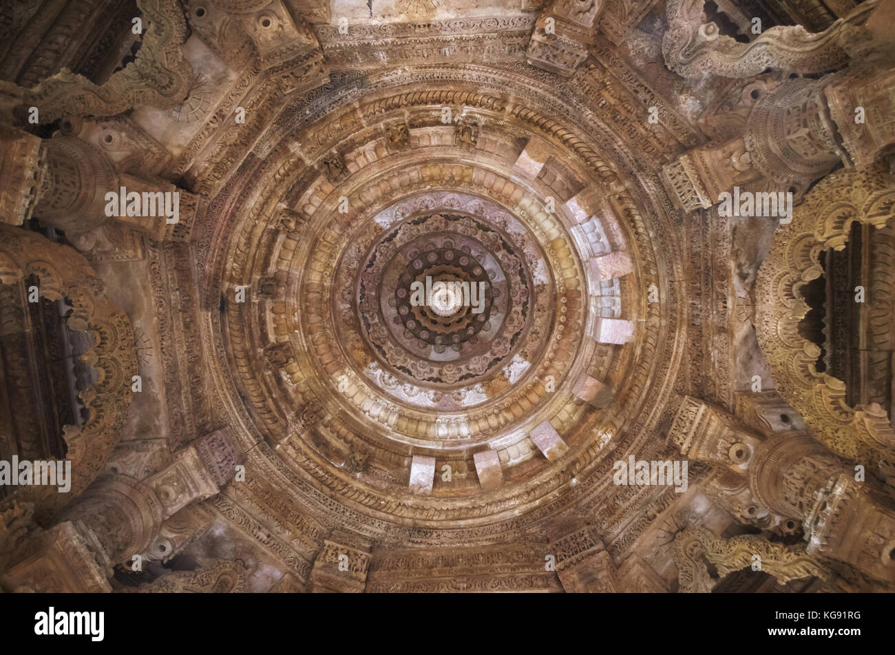 Carved ceiling of the Sun Temple. Built in 1026 - 27 AD during the reign of Bhima I of the Chaulukya dynasty. Modhera village of Mehsana district, Guj Stock Photo