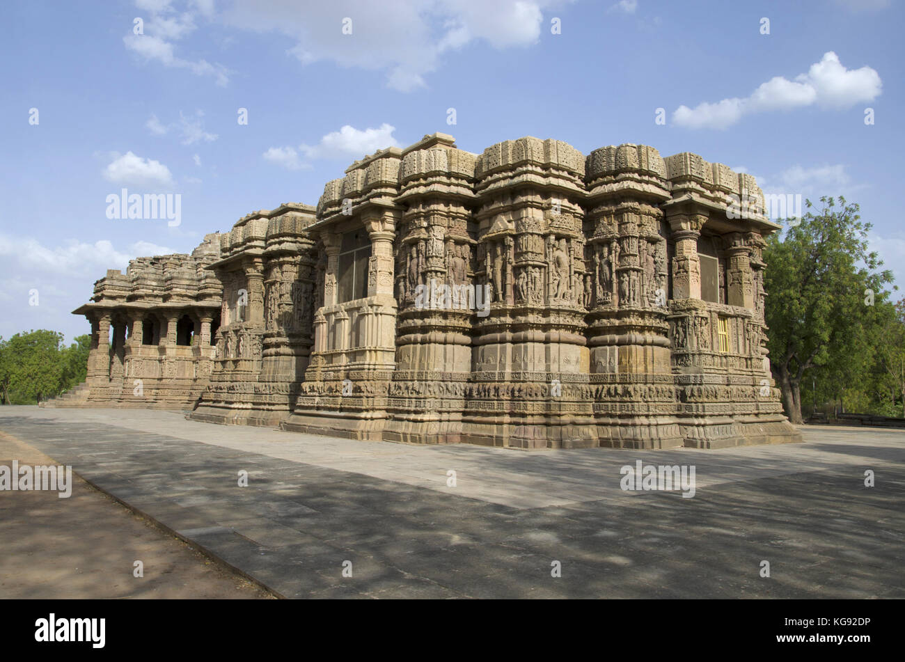 Outer view of the Sun Temple on the bank of the river Pushpavati. Built in 1026 - 27 AD during the reign of Bhima I of the Chaulukya dynasty, Modhera  Stock Photo