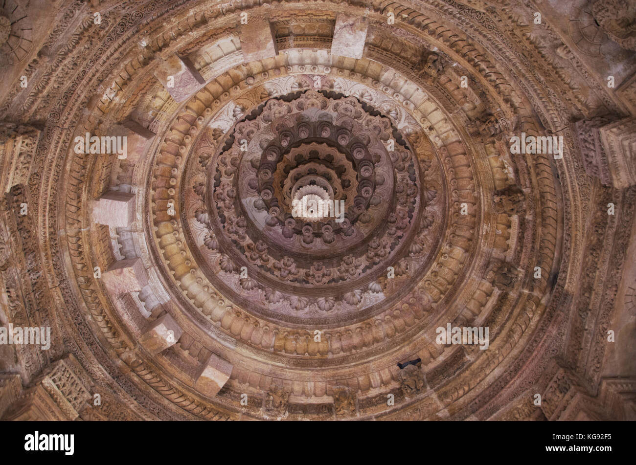 Carved ceiling of the Sun Temple. Built in 1026 - 27 AD during the reign of Bhima I of the Chaulukya dynasty, Modhera village of Mehsana district, Guj Stock Photo