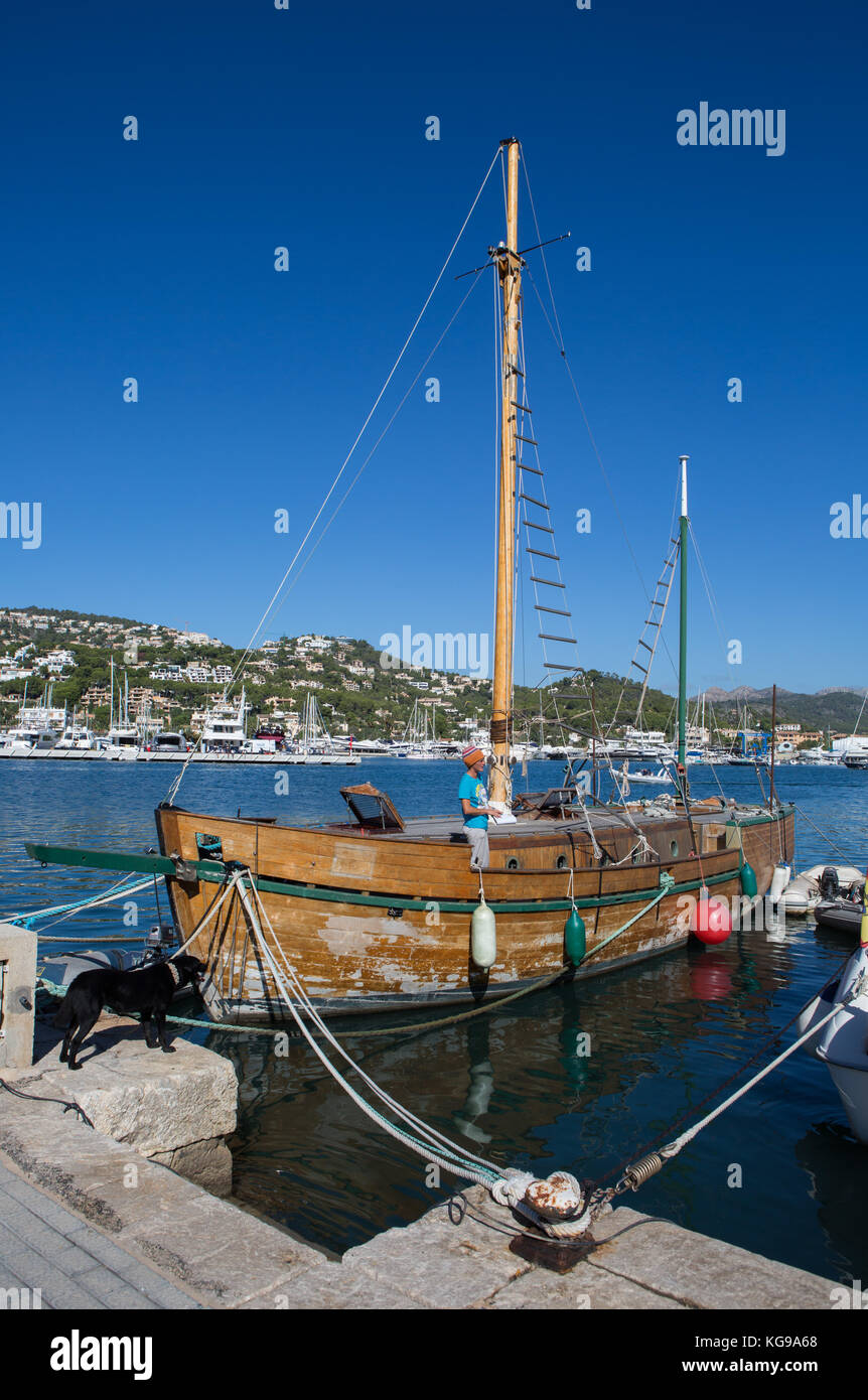 Wooden sailing boat tied to mooring post at harbour, Andratx, Alcudia, Majorca, Balearic Islands, Spain. Stock Photo