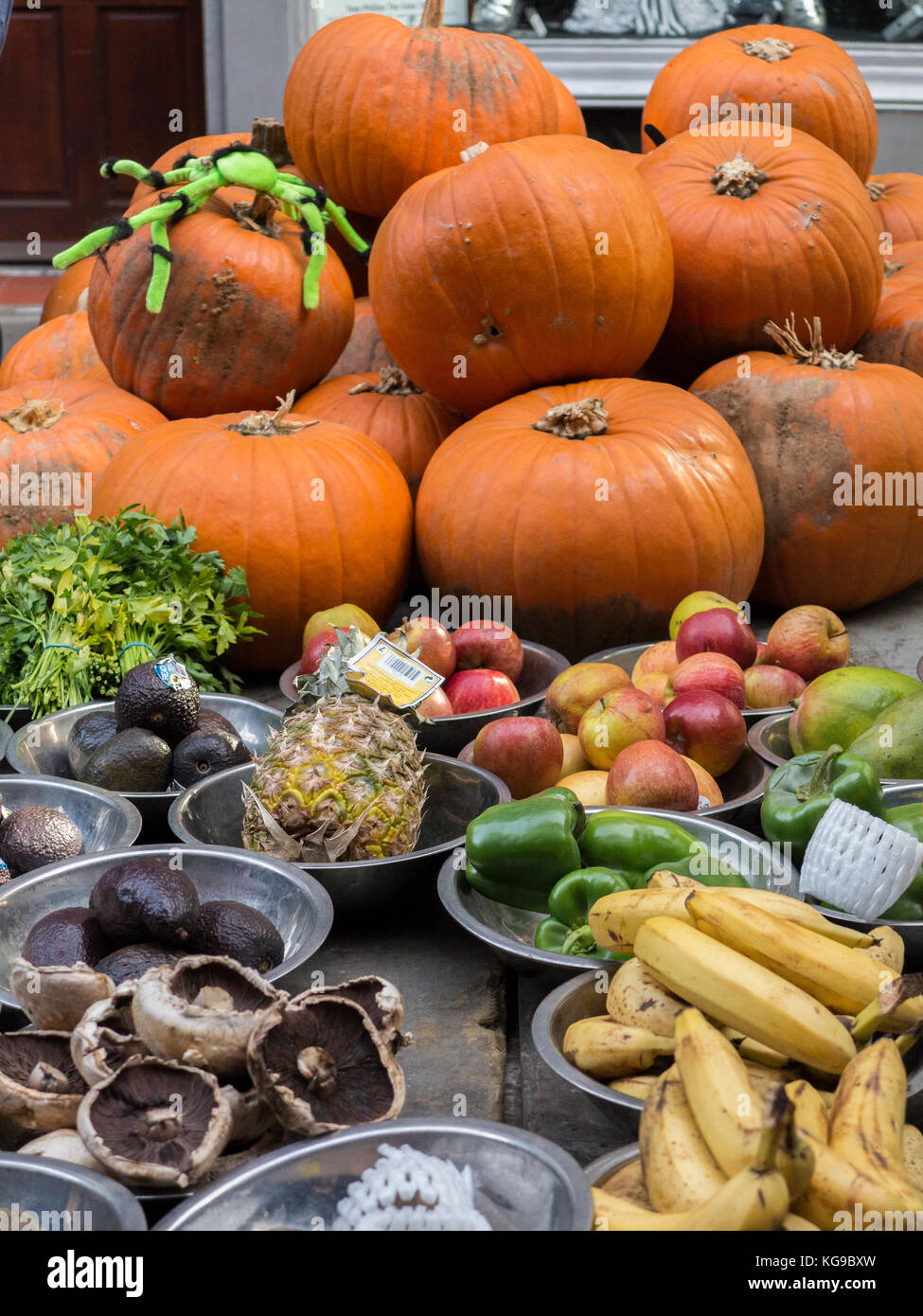 A pile of pumpkins for sale in a market stall at Halloween time Stock ...
