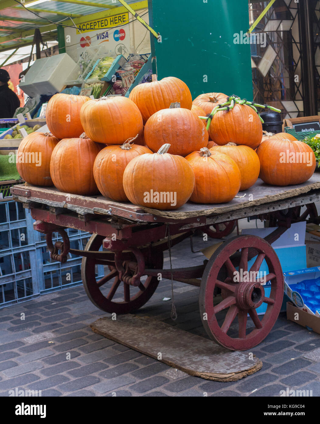 A pile of pumpkins for sale in a market stall at Halloween time Stock ...