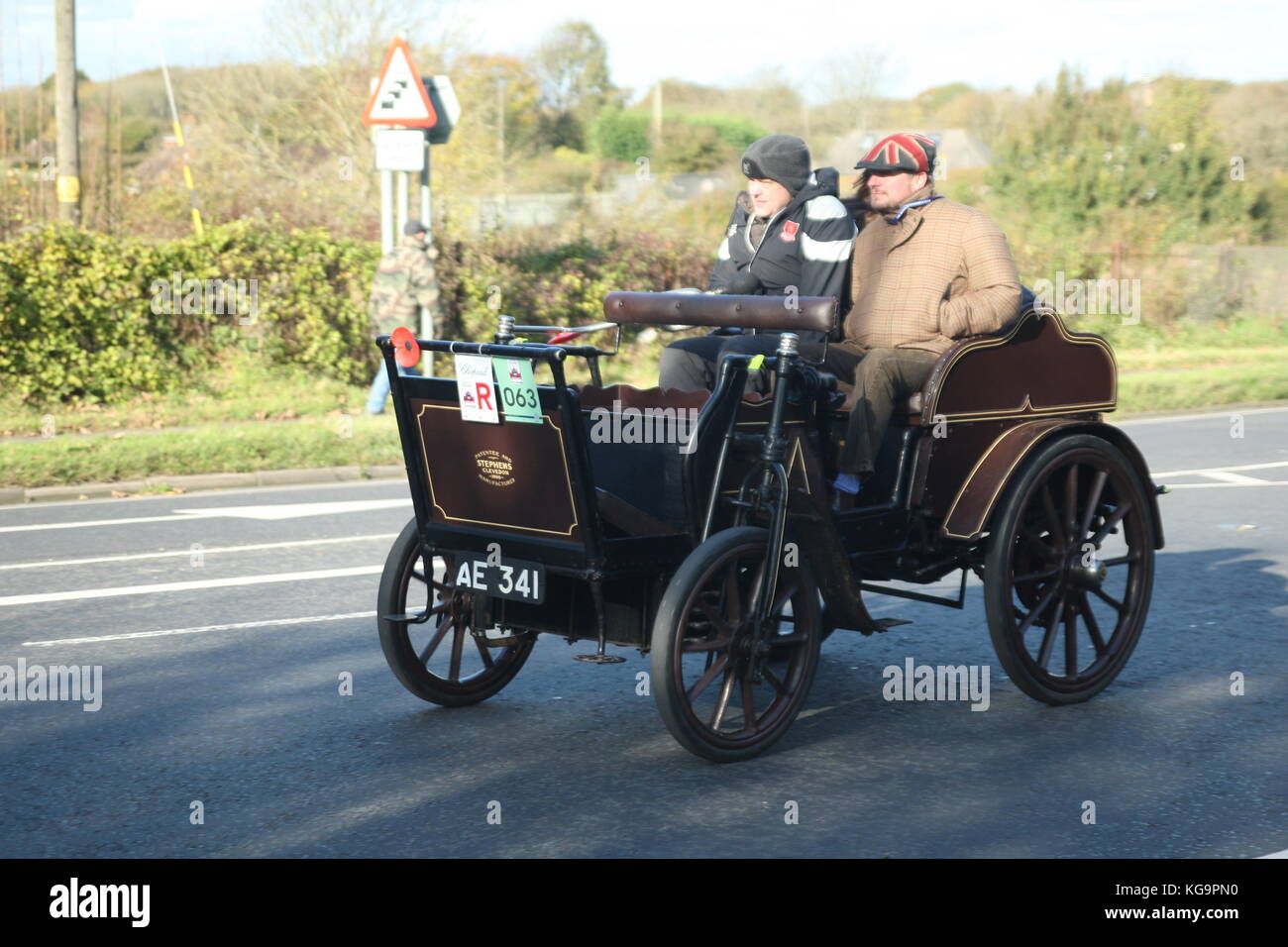 Sussex, UK. 5th Nov, 2017. Hundreds of pre-1905 veteran motor cars take part in the annual London to Brighton Run. A Stephens Built in 1900 approaches the Clayton Hill. Credit: Roland Ravenhill/Alamy Live News Stock Photo