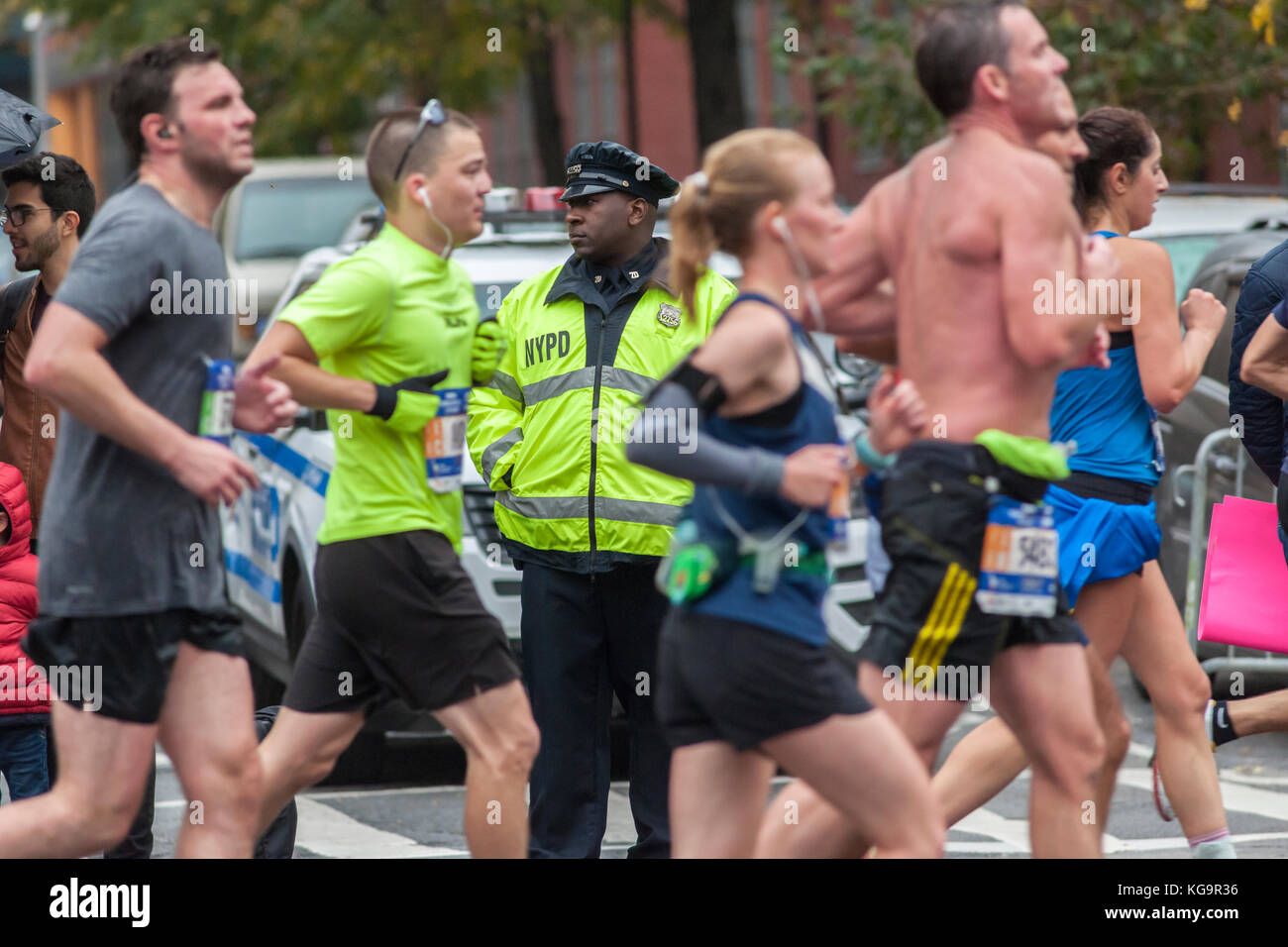 New York, USA. 05th Nov, 2017. An NYPD officer on duty as runners pass ...