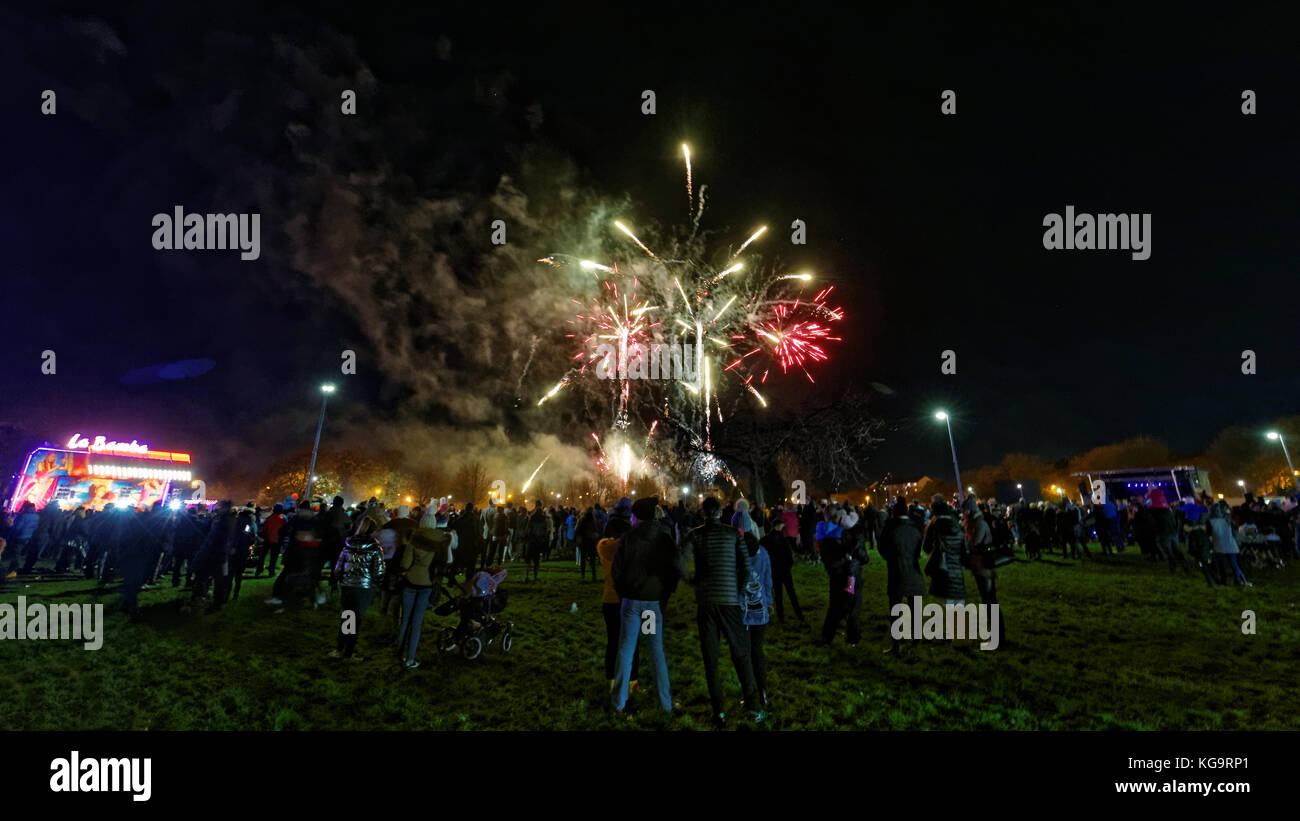 Glasgow, Scotland, UK. 5th Nov, 2017. Clear skies and crisp cold night for Drumchapel annual extravaganza, the Winterfest, with live music, funfair rides and stalls and a spectacular firework display in Drumchapel Park. Credit: gerard ferry/Alamy Live News Stock Photo