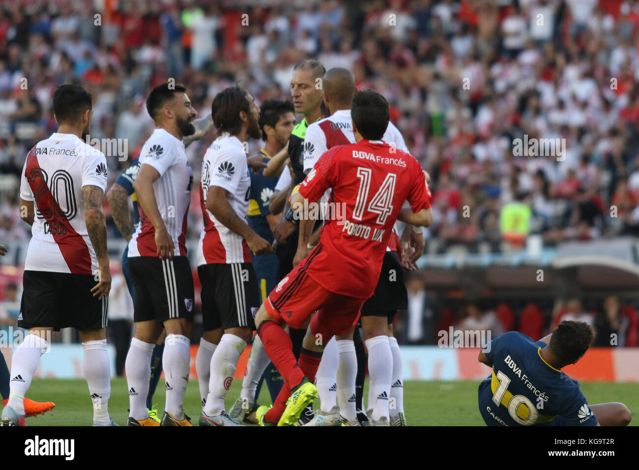 Buenos Aires, Argentina. 5th Nov, 2017. Players of River Plate are talking with referee Nestor Pitana during the derby with Boca Juniors this Sunday on Monumental Stadium of Buenos Aires, Argentina. ( Credit: Néstor J. Beremblum/Alamy Live News Stock Photo