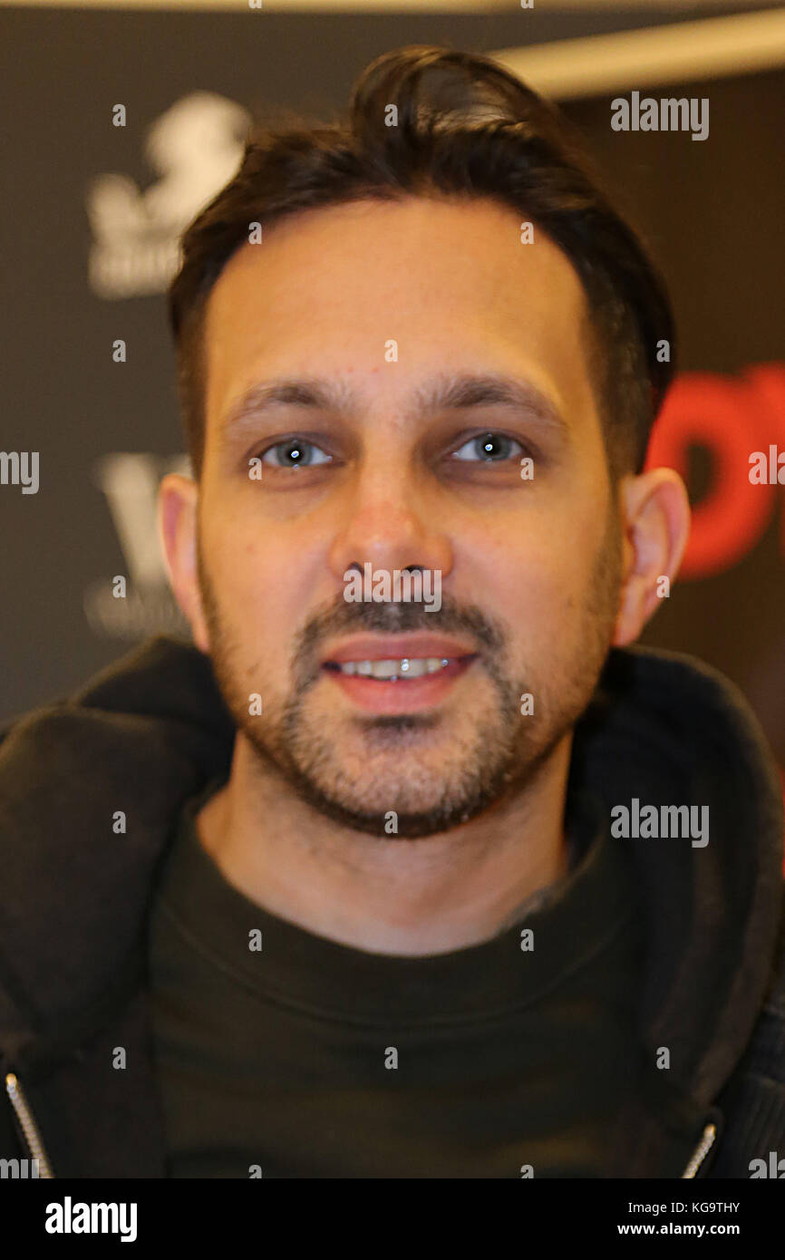 Bluewater Kent, UK. 5th Nov, 2017. Steven Frayne aka DYNAMO signs ...