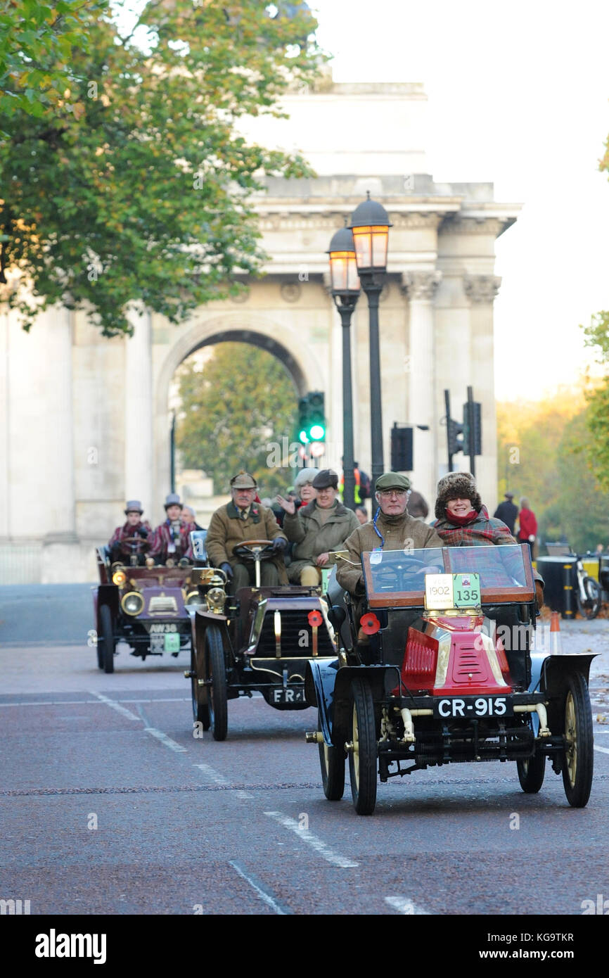 London, UK. 5th Nov, 2017. A 1902 De Dion Bouton Double-phaeton (owner: Will Nall) and other vintage cars driving through the Commonwealth Memorial Gates, central London, during the annual Bonhams London to Brighton Veteran Car Run.  454 Pre-1905 manufactured vehicles took part in this year's run which happens on the first Sunday of every November and commemorates the original Emancipation Run of 14 November 1896. Credit: Michael Preston/Alamy Live News Stock Photo