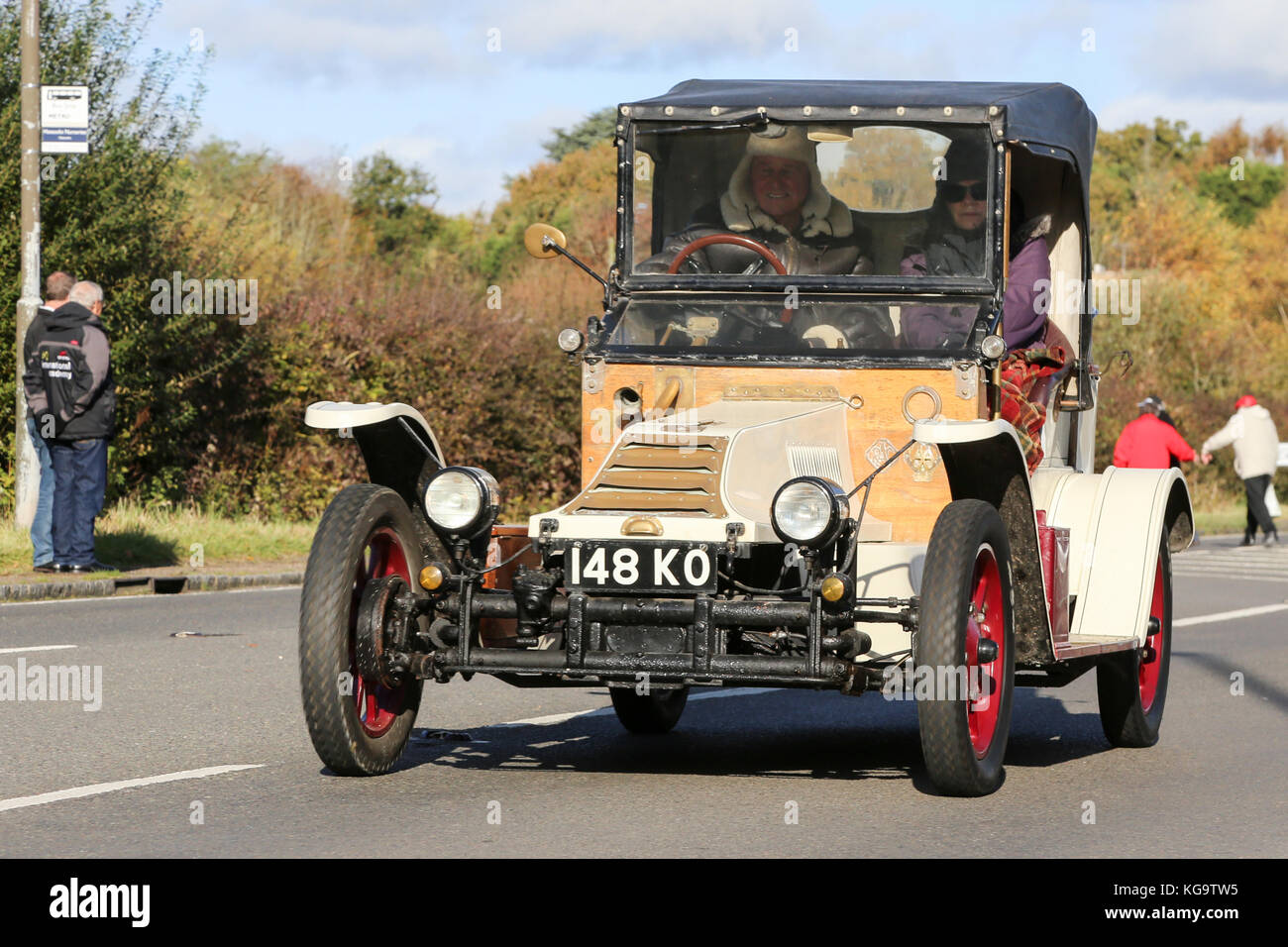 London, UK. 5th Nov, 2017. Vintage car competes in the London to