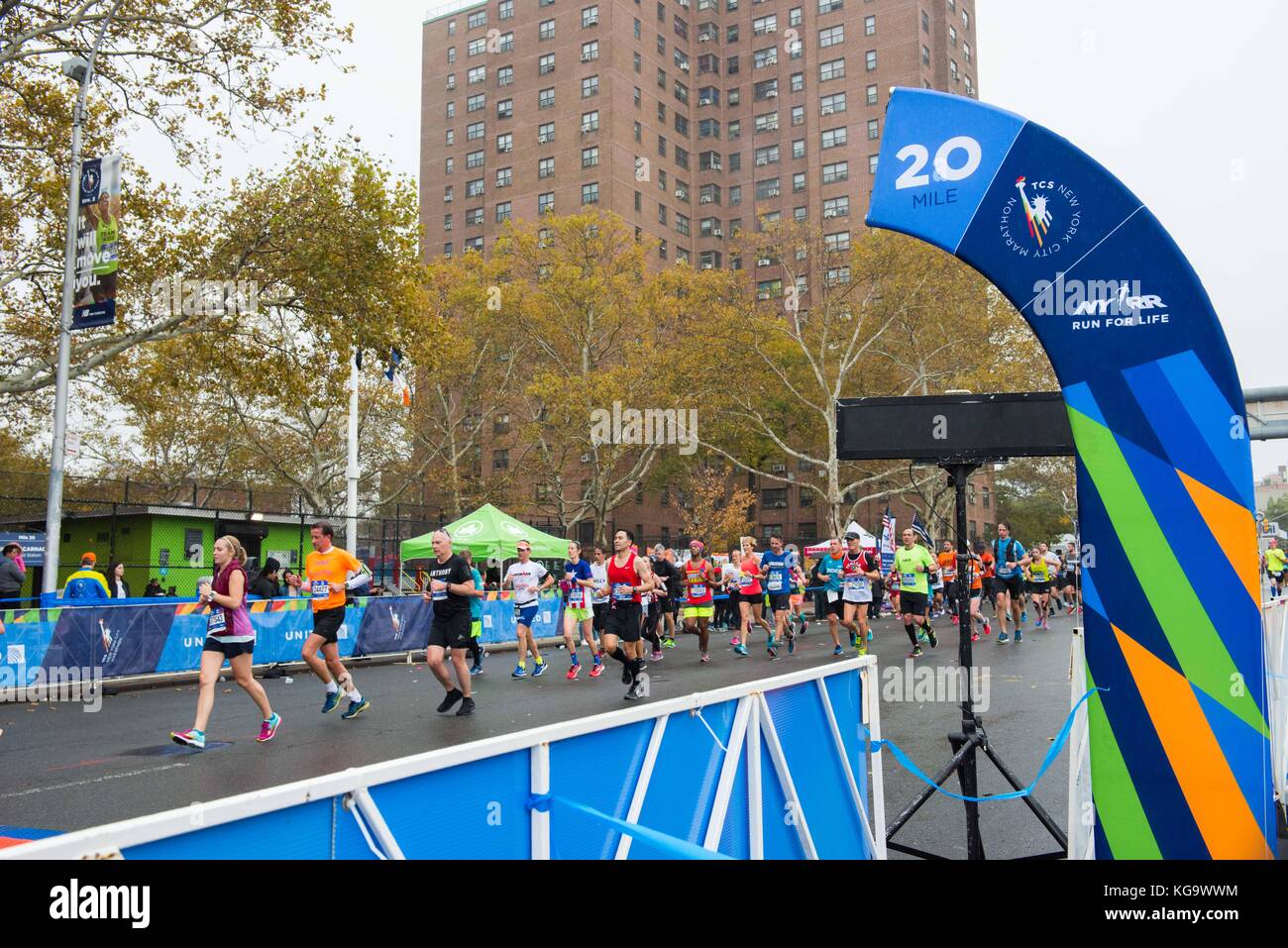 Mile marker marathon hi-res stock photography and images - Alamy