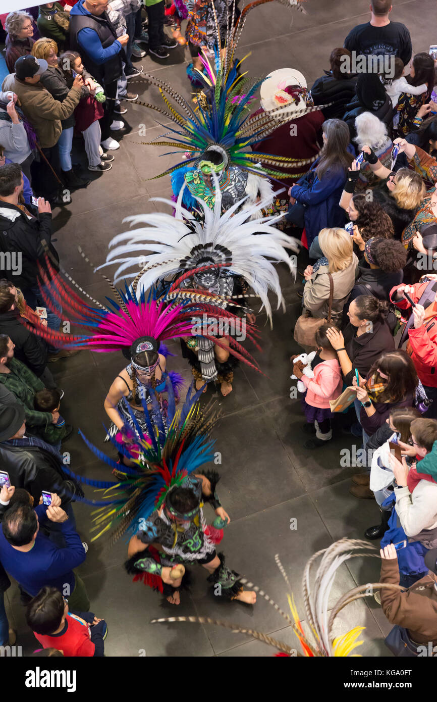 Aztec ceremonial dress hi-res stock photography and images - Alamy