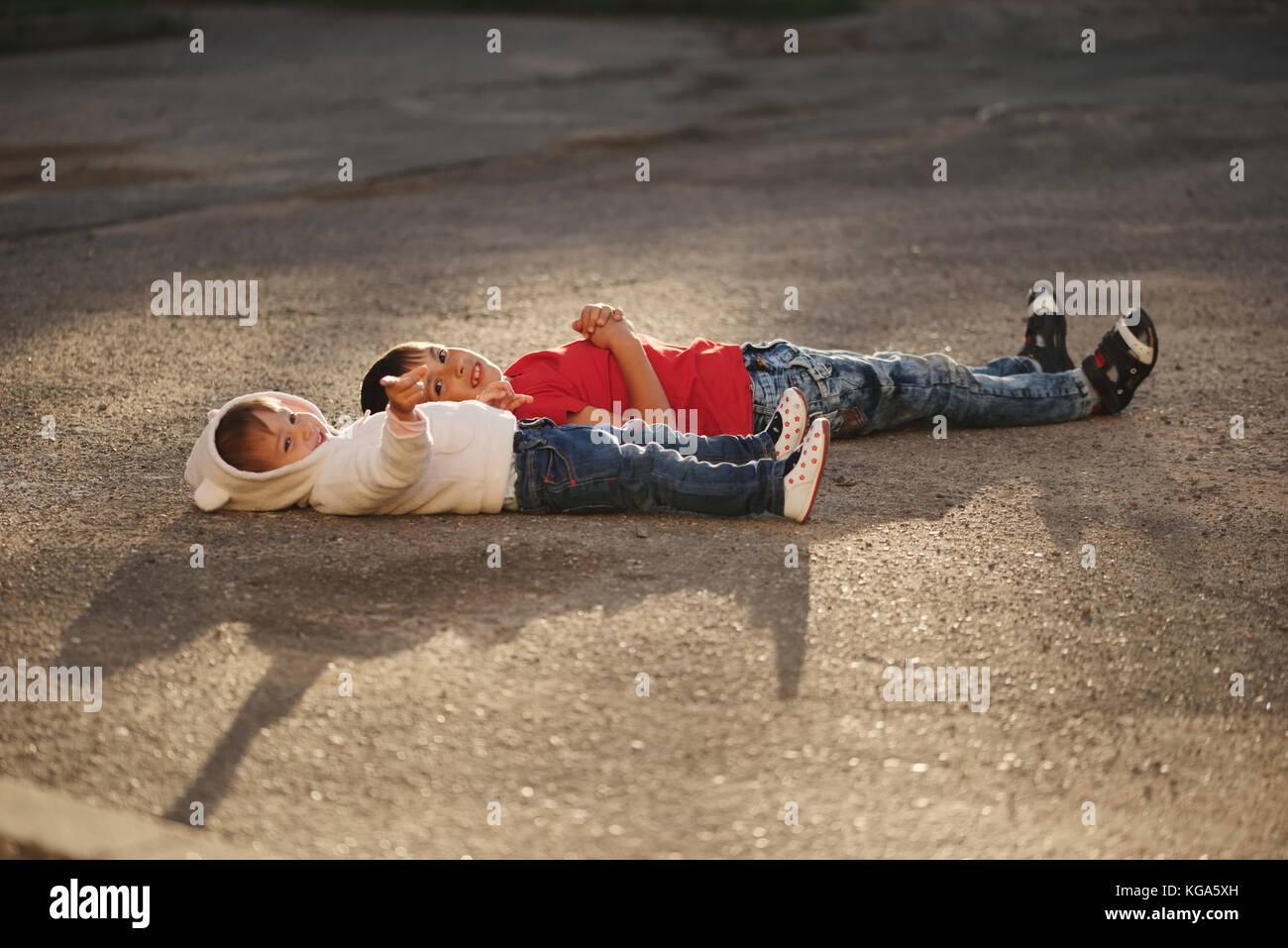 сестра и брат на белом фоне. мальчик с босыми ногами. мальчик лежит на мальчике. мальчик лежит на мальчике. мальчик лежит на девочке в кровати.