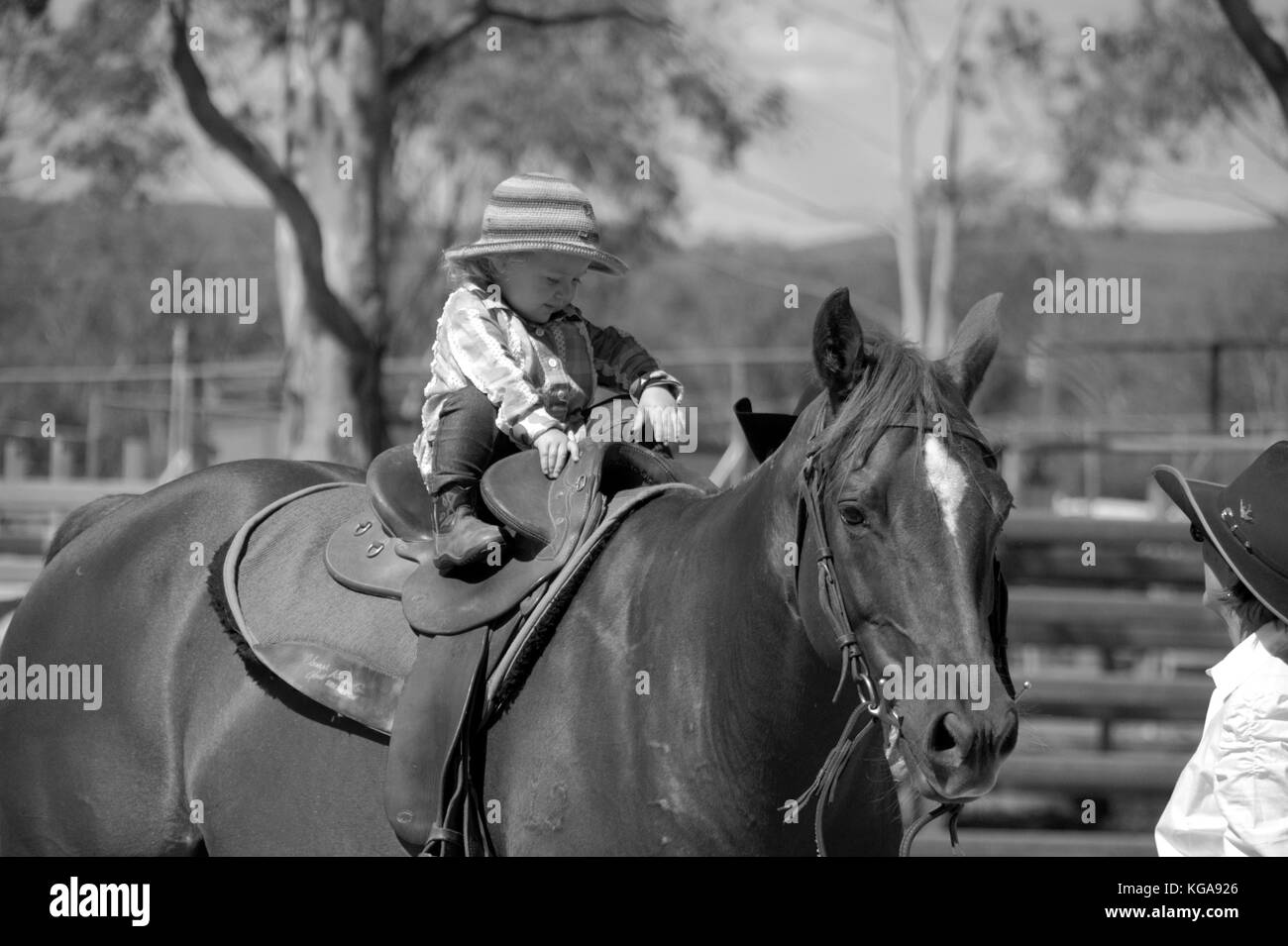 COUNTRY KIDS. LITTLE GIRL ON HORSE Stock Photo