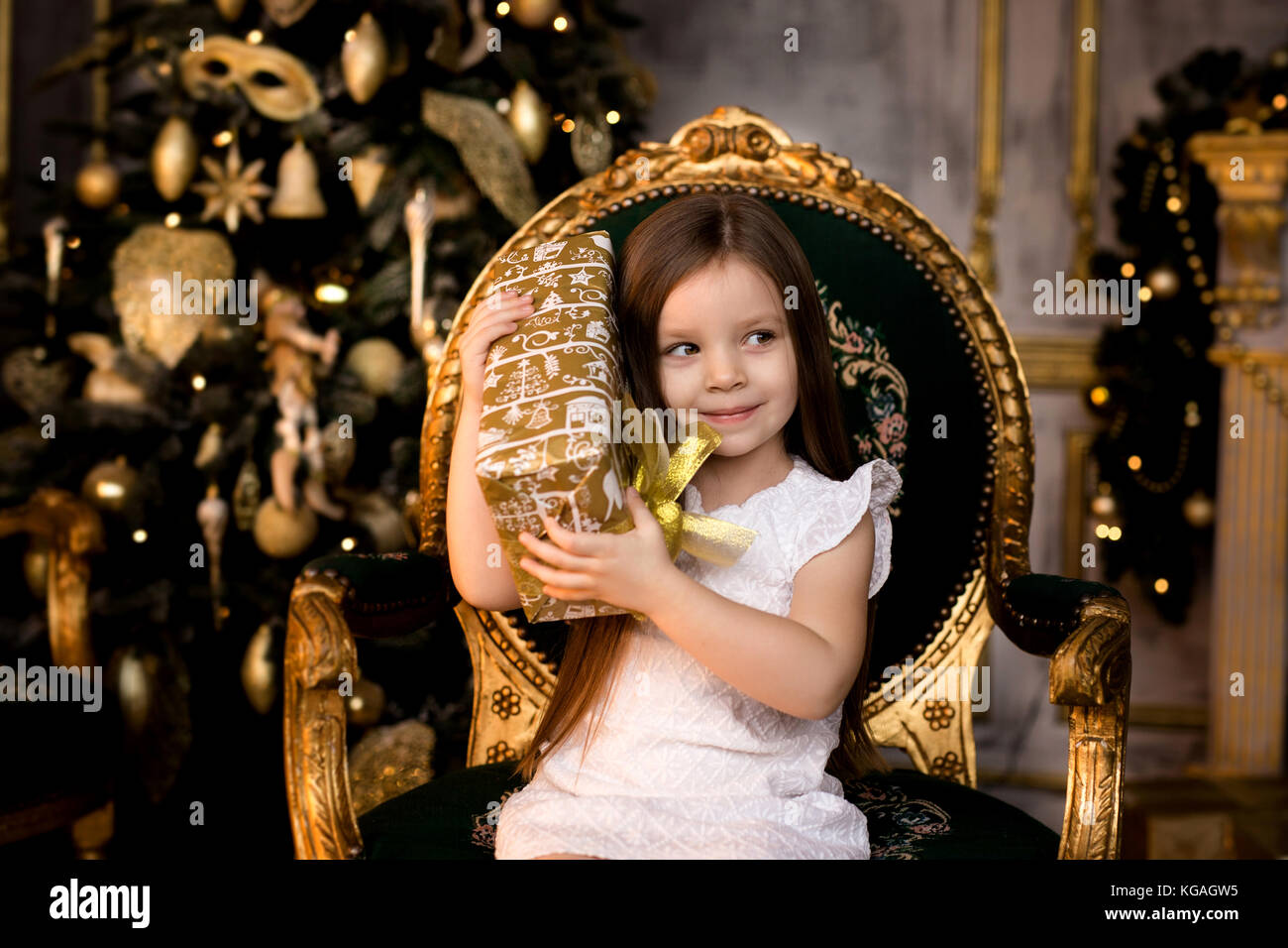 Happy little smiling girl with christmas gift box Stock Photo - Alamy
